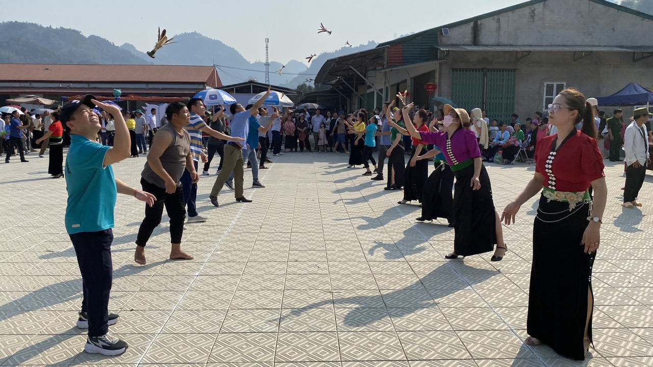 … đánh cầu lông gà
