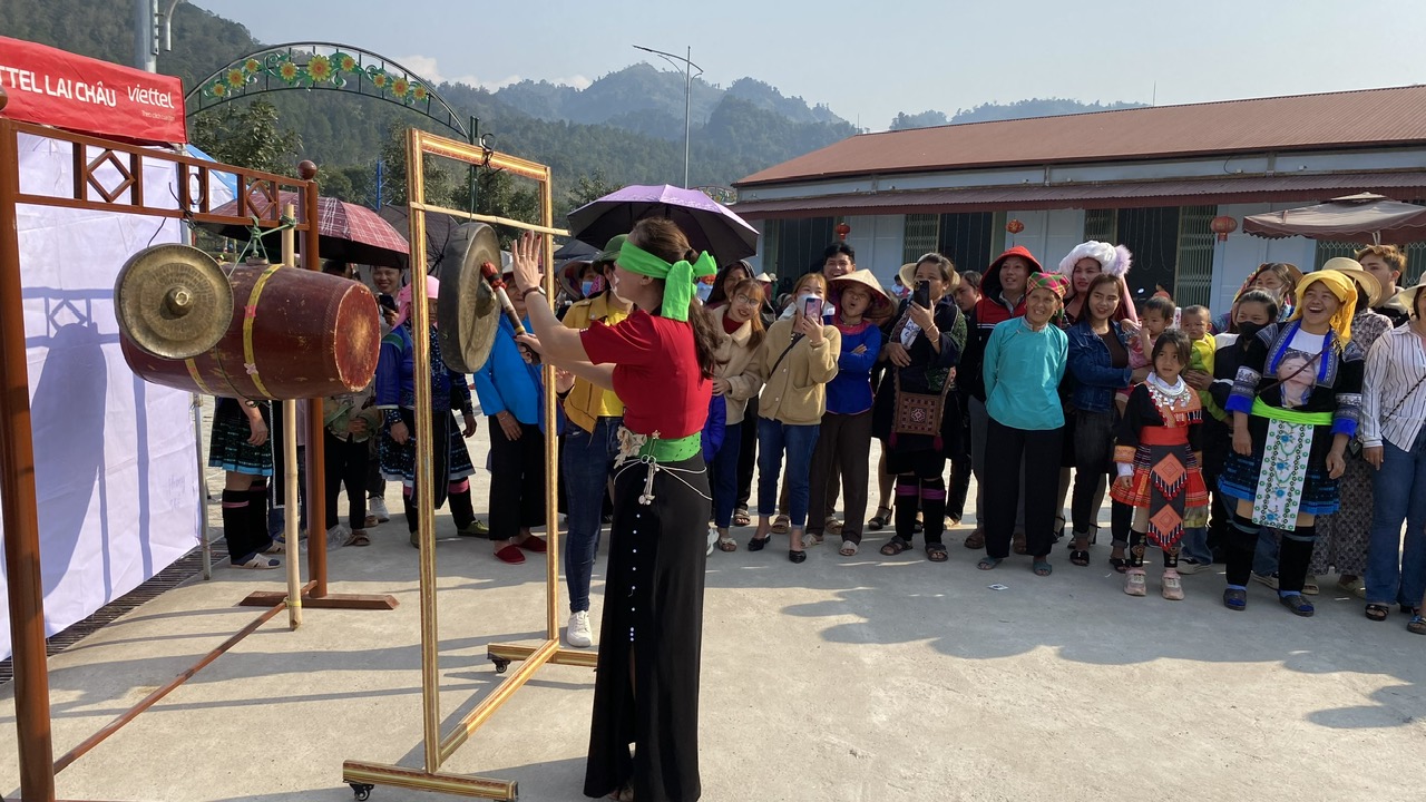 … bịt mắt đánh chiêng