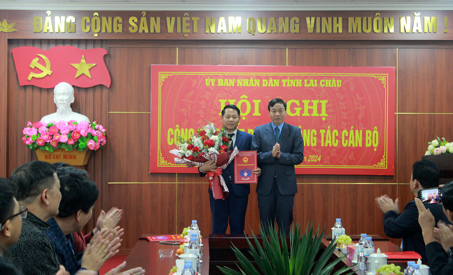 Đồng chí Lê Văn Lương Phó Bí thư Tỉnh ủy, Chủ tịch UBND tỉnh trao quyết định bổ nhiệm Phó Giám đốc Sở Nội vụ cho đồng chí Trần Đức Hiển.