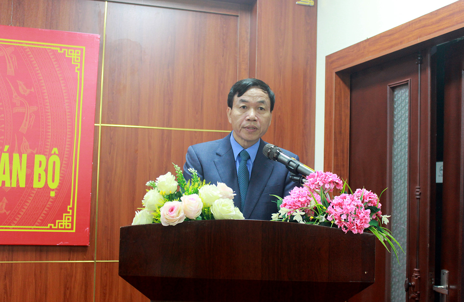 Đồng chí Lê Văn Lương - Phó Bí thư Tỉnh ủy, Chủ tịch UBND tỉnh phát biểu tại hội nghị.