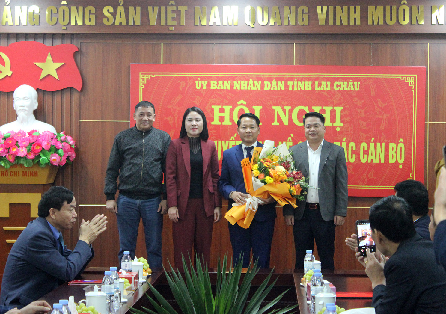 Tập thể lãnh đạo Sở Nội vụ tặng hoa chúc mừng đồng chí Trần Đức Hiển.