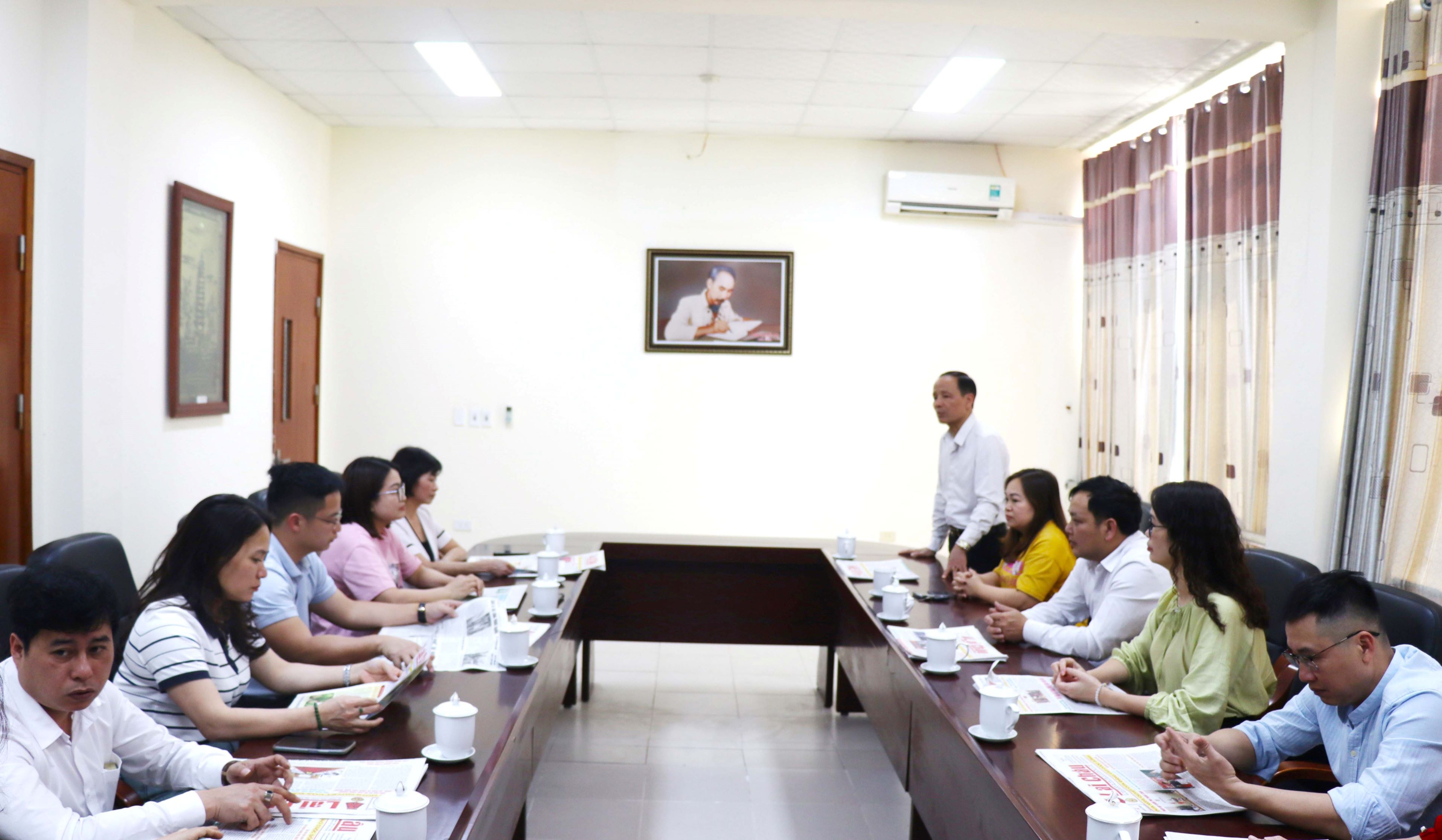 Quang cảnh buổi gặp mặt, trao đổi nghiệp vụ.