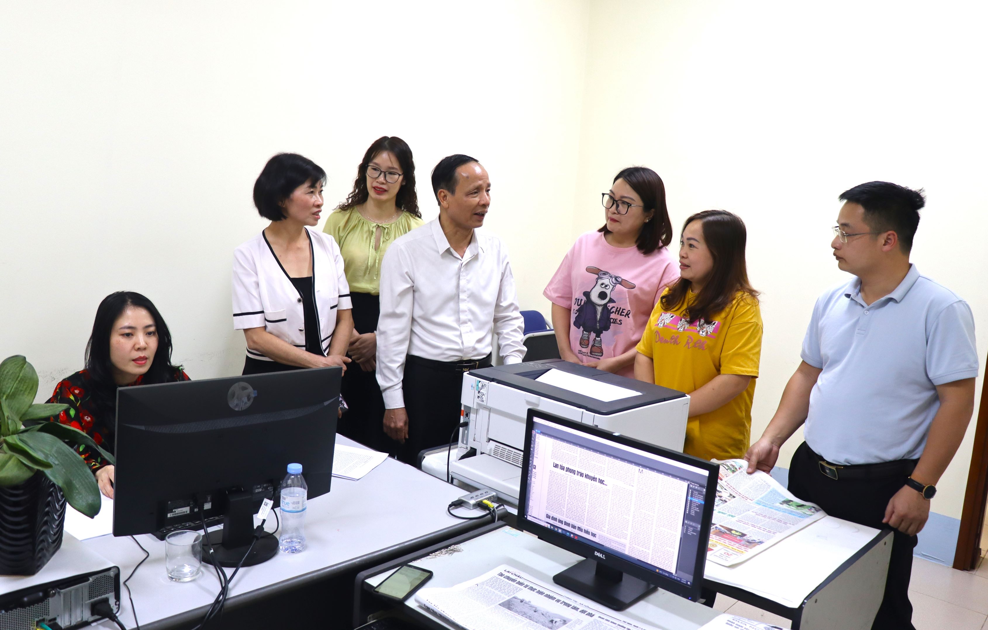 Lãnh đạo các Báo thăm Phòng Chế bản của Báo Lai Châu.