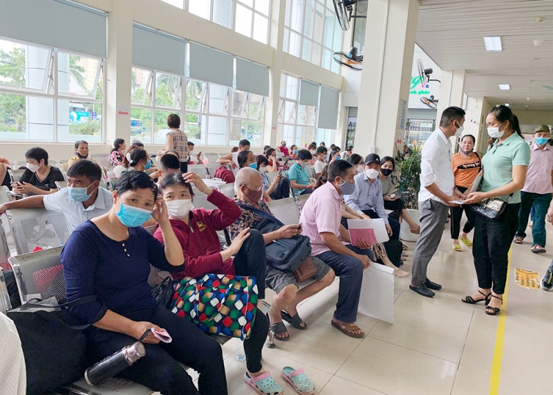 Người dân chờ khám tại Bệnh viện K.