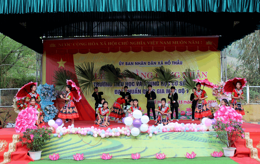 Tiết mục văn nghệ tại lễ đón nhận.