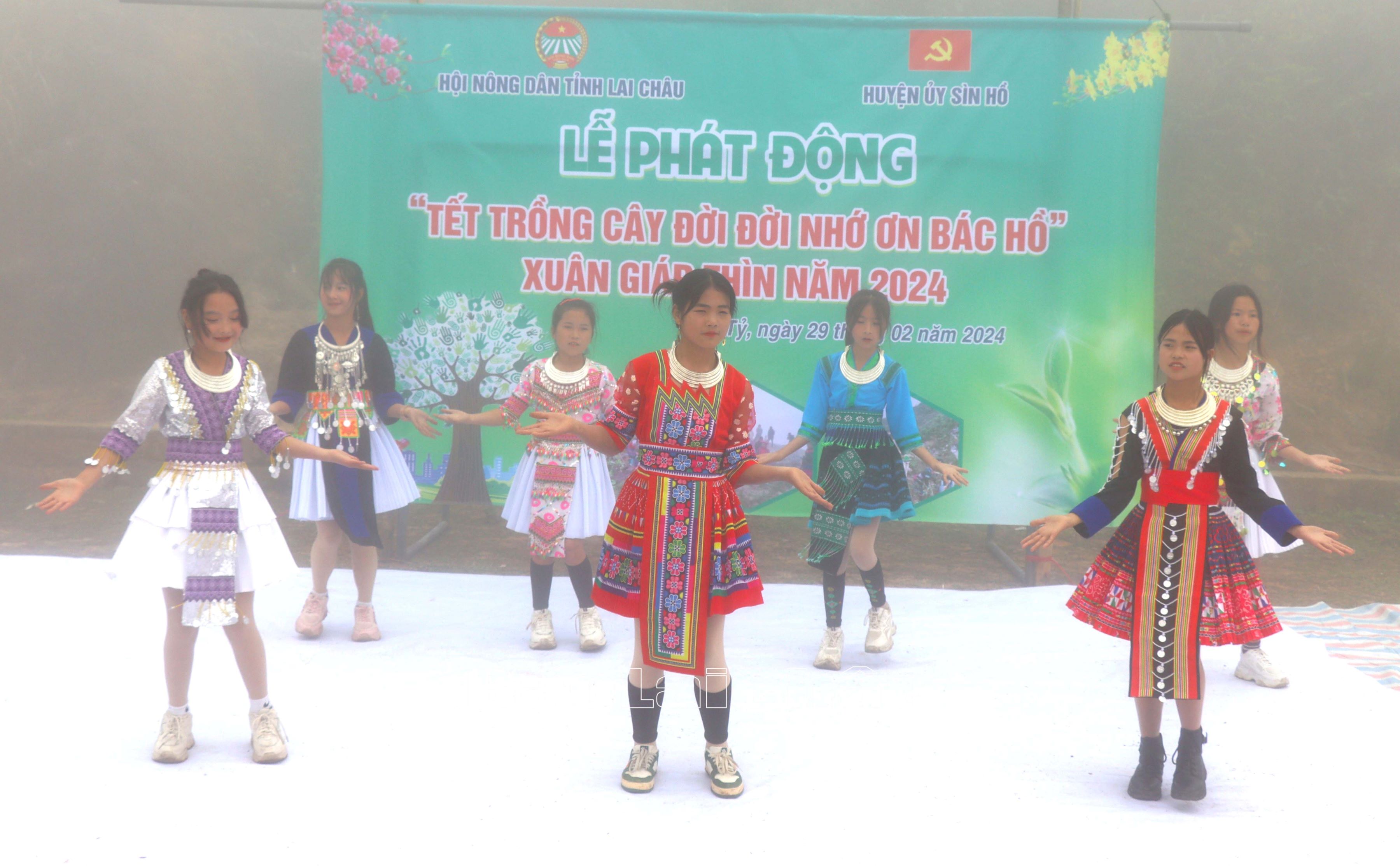 Đội văn nghệ bản Can Tỷ 2, xã Ma Quai (huyện Sìn Hồ) trình diễn văn nghệ khi có sự kiện tại bản.