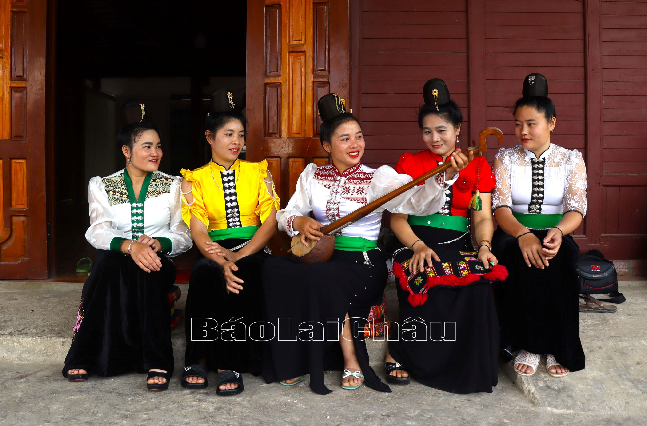 Chị em bản Nậm Mạ Thái (xã Ma Quai) truyền dậy nhau cách chơi đàn tính tẩu.