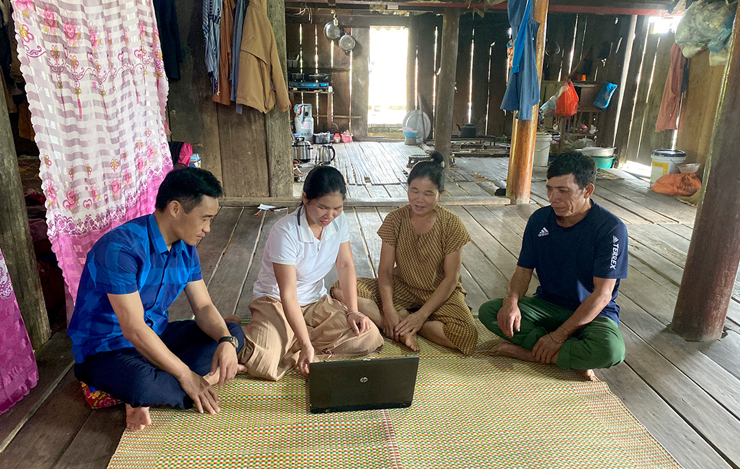 Ngoài thường xuyên học tập nâng cao trình độ, chị Lò Thị Tiên - Bí thư Chi bộ bản Chằm Cáy thường xuyên chia sẻ thông tin về mô hình hay trong phát triển kinh tế đến bà con.  