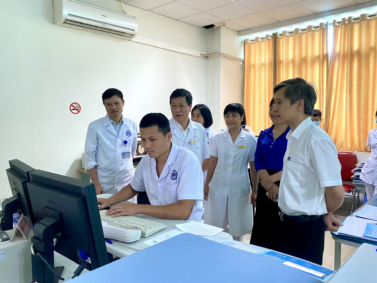 Đoàn công tác khảo sát thực tế tại Phòng nội soi (Khoa chẩn đoán hình ảnh).