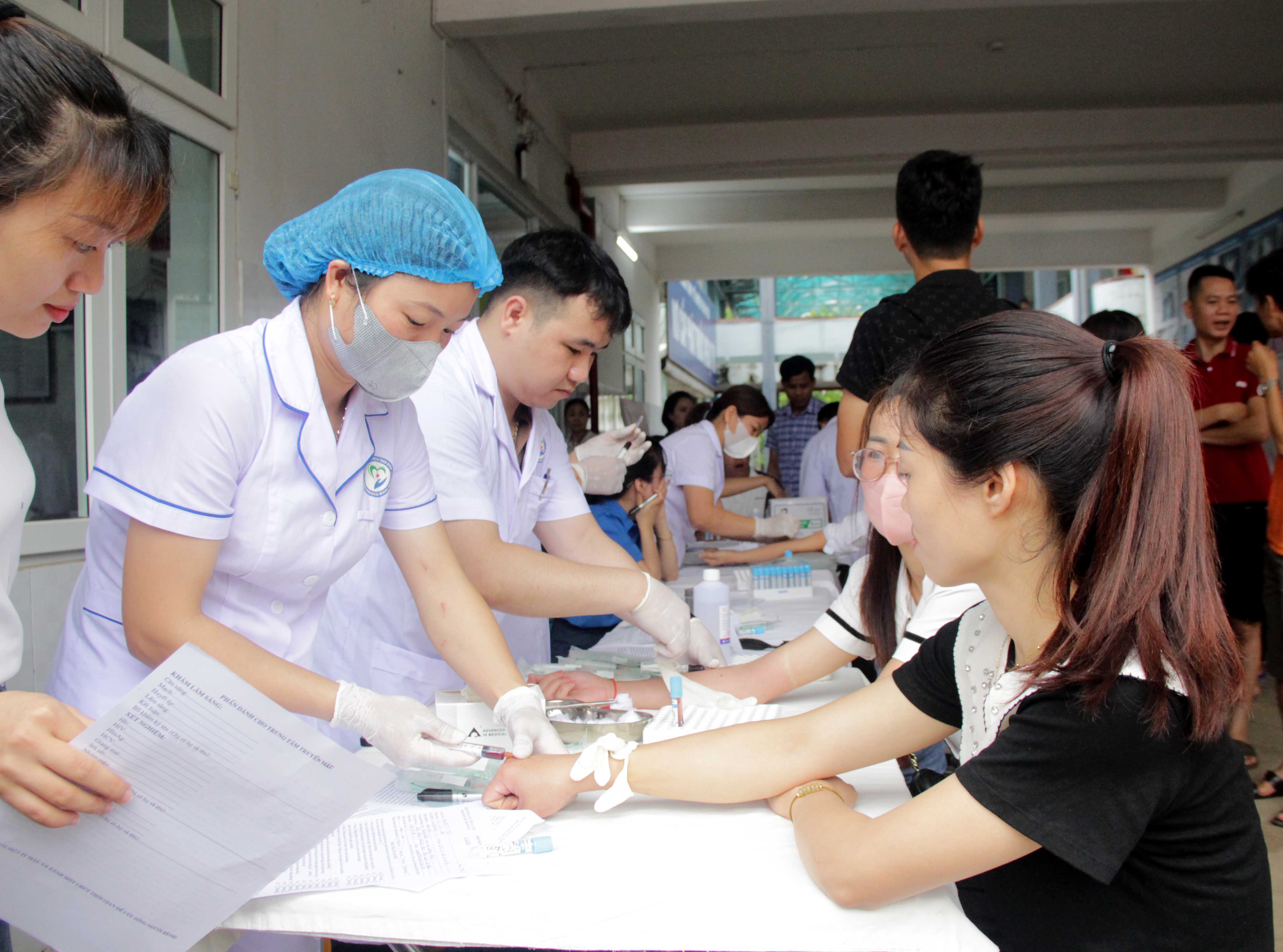 Lực lượng y, bác sĩ Trung tâm Y tế huyện Than Uyên luôn túc trực để lấy mẫu xét nghiệm máu cho các tình nguyện viên đăng ký HMTN.