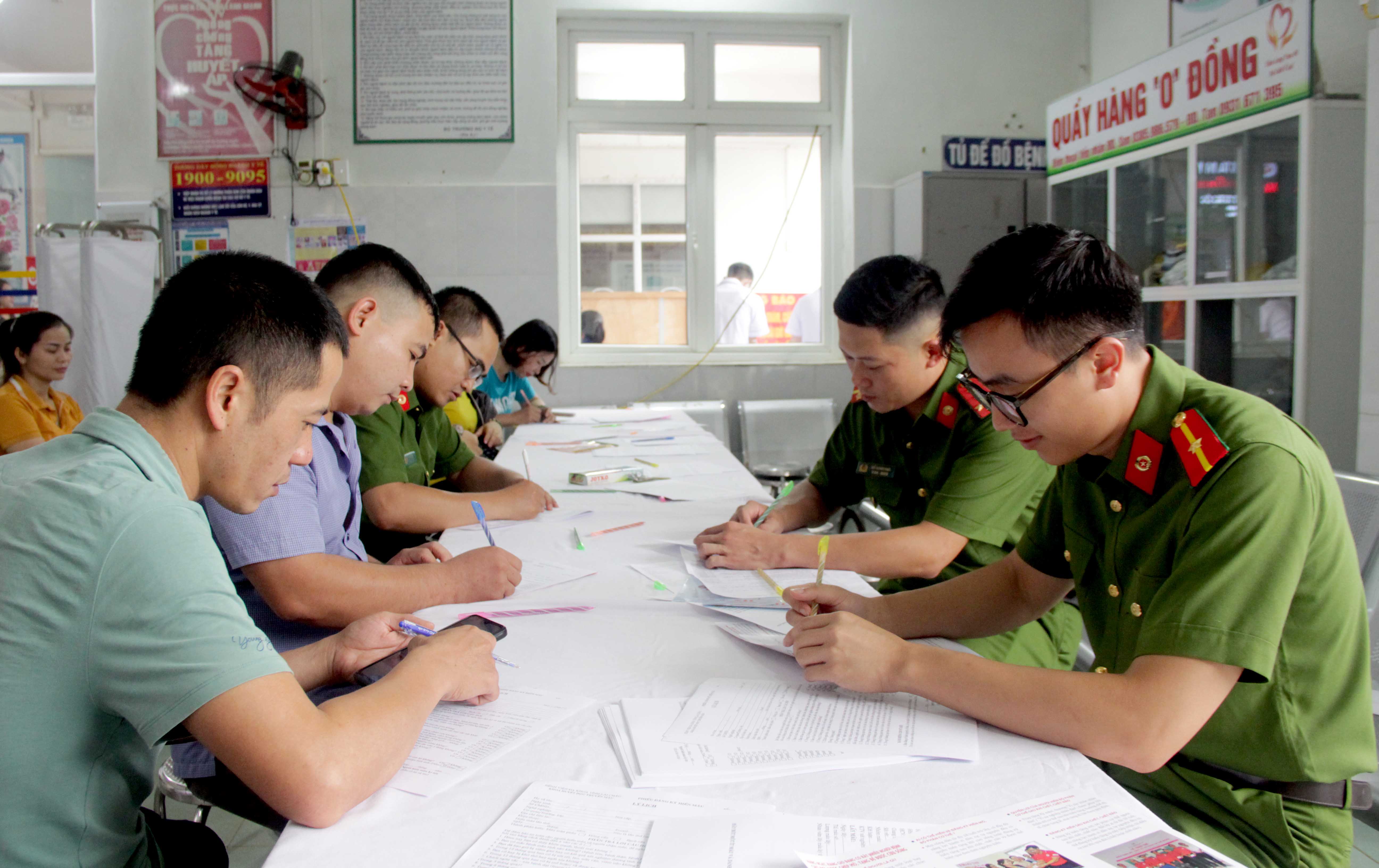 Ngay từ sáng sớm có rất đông cán bộ, công chức, viên chức, chiến sĩ  và nhân dân đăng ký HMTN. 