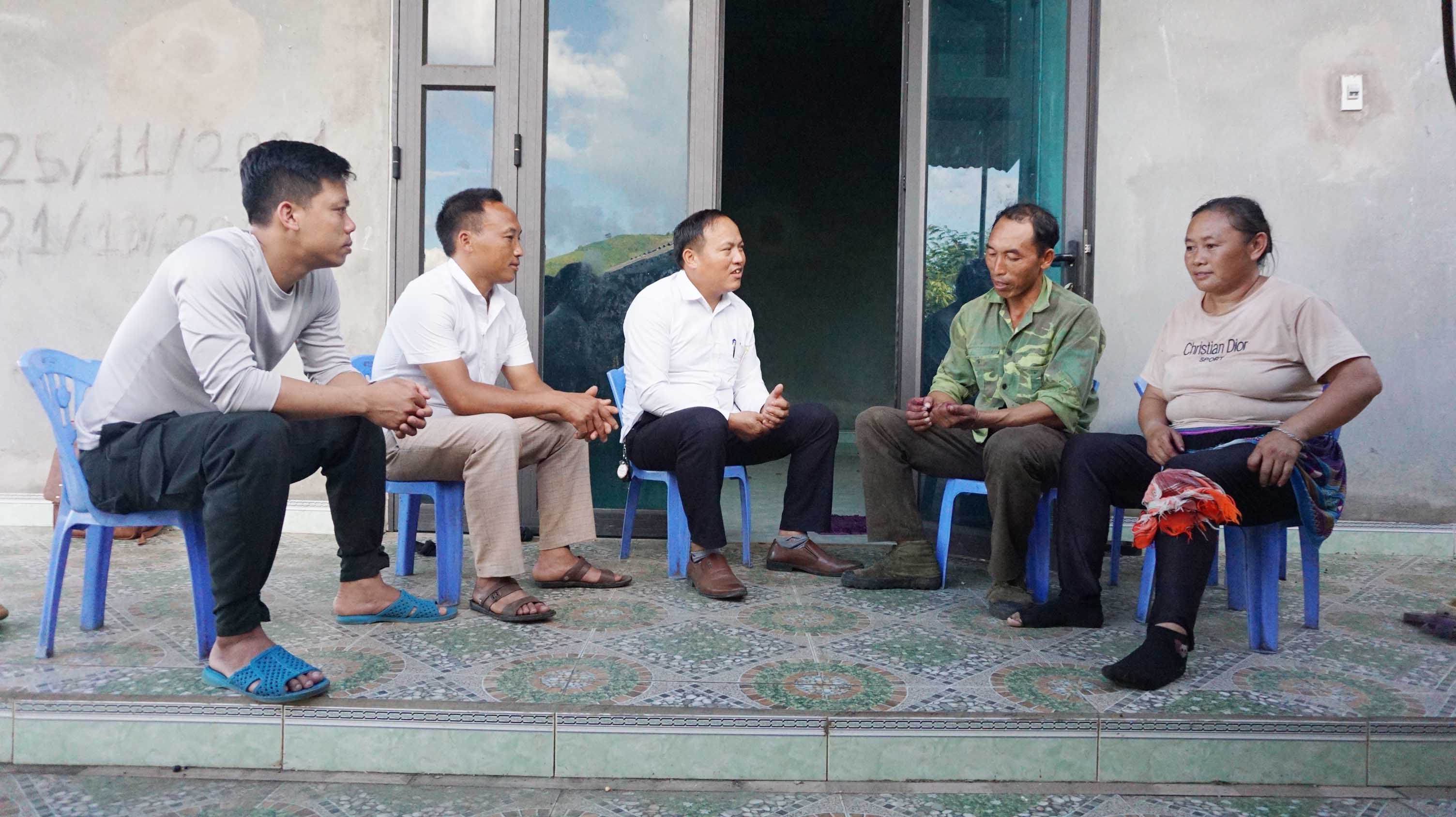 Cán bộ xã Mù Sang tuyên truyền, vận động nhân dân chủ động áp dụng các biện pháp phòng chống thiên tai. 