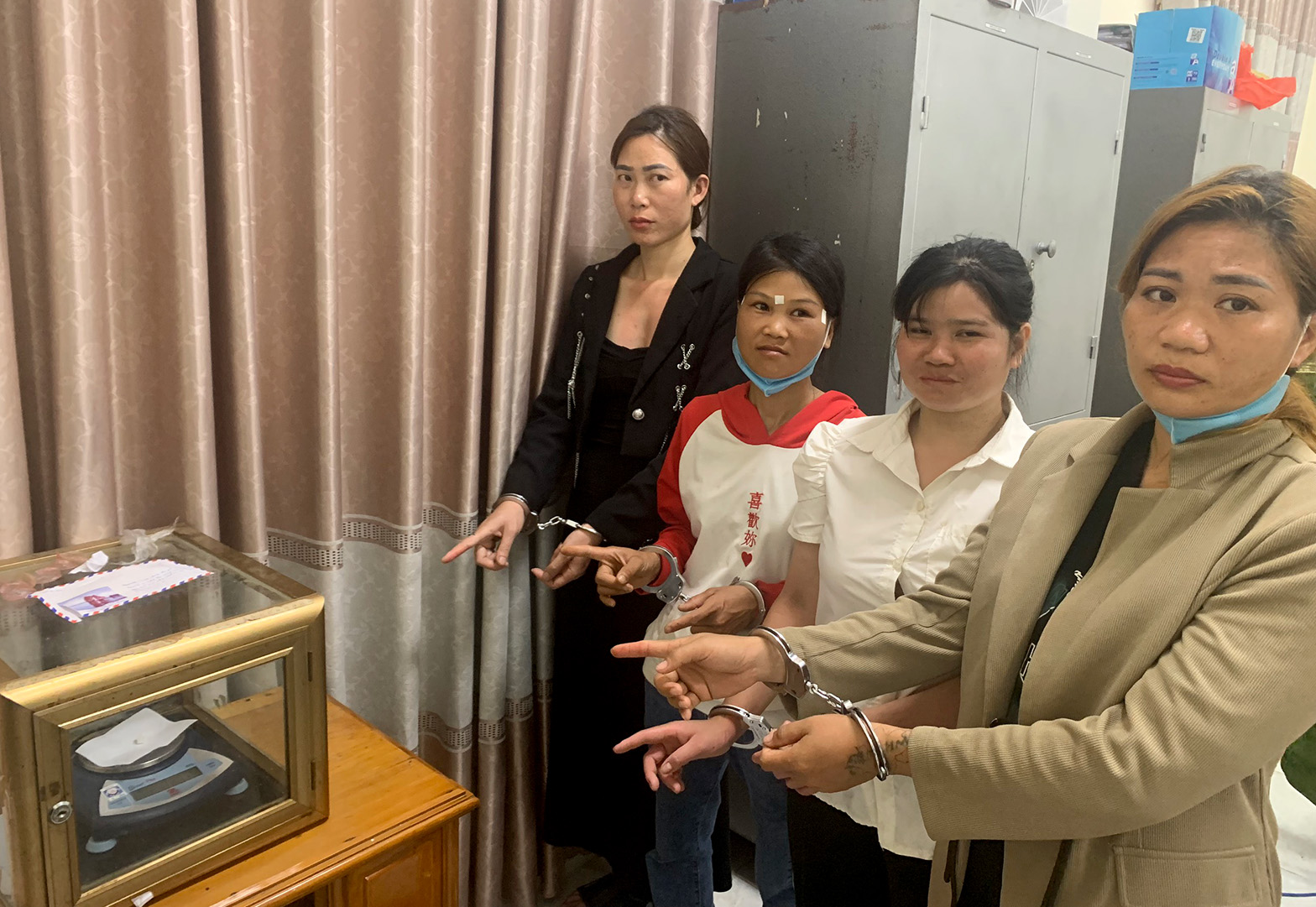 Các đối tượng cùng tang vật. 