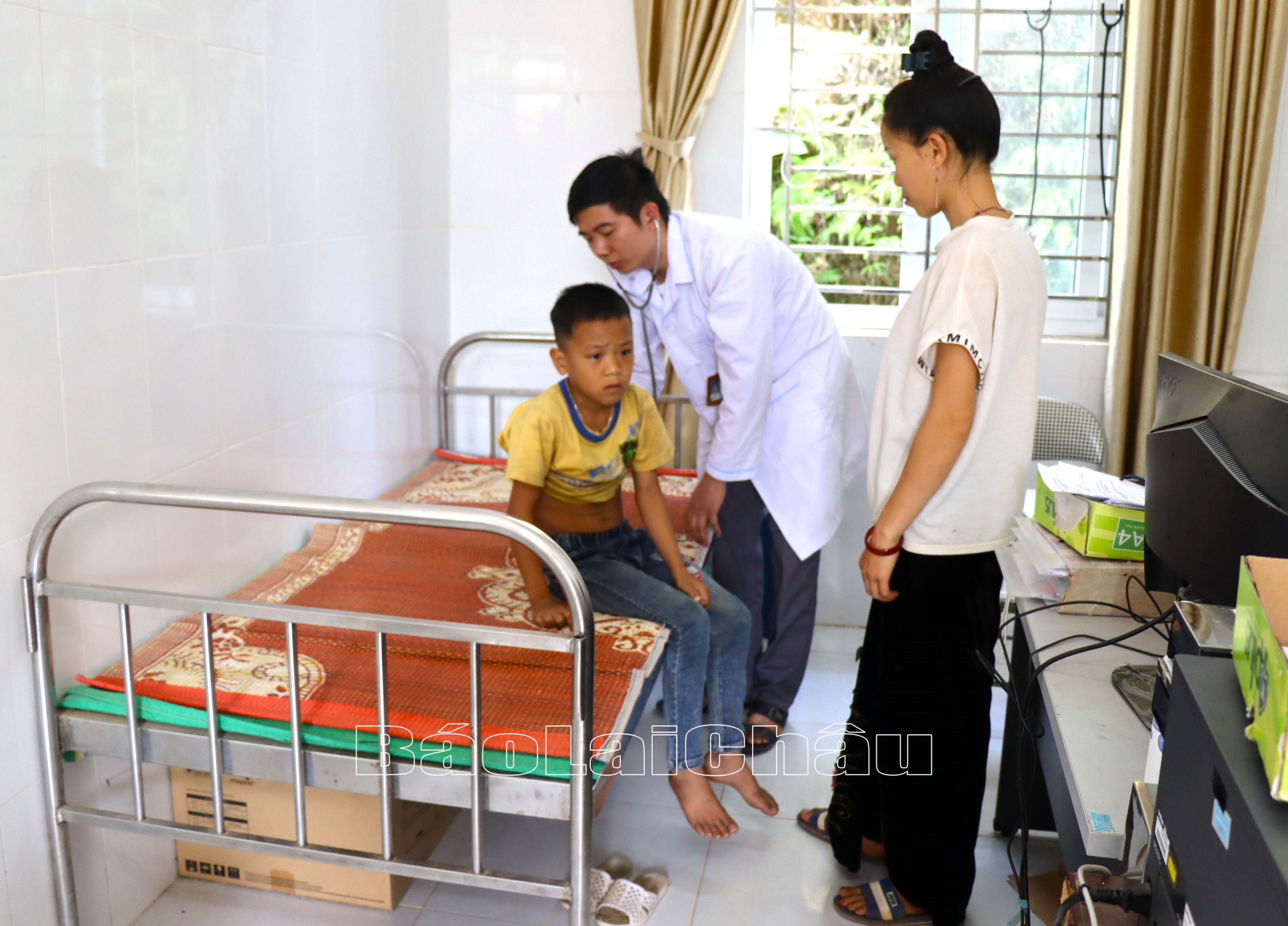 Bà con trong xã được khám bệnh trong điều kiện tốt nhất.