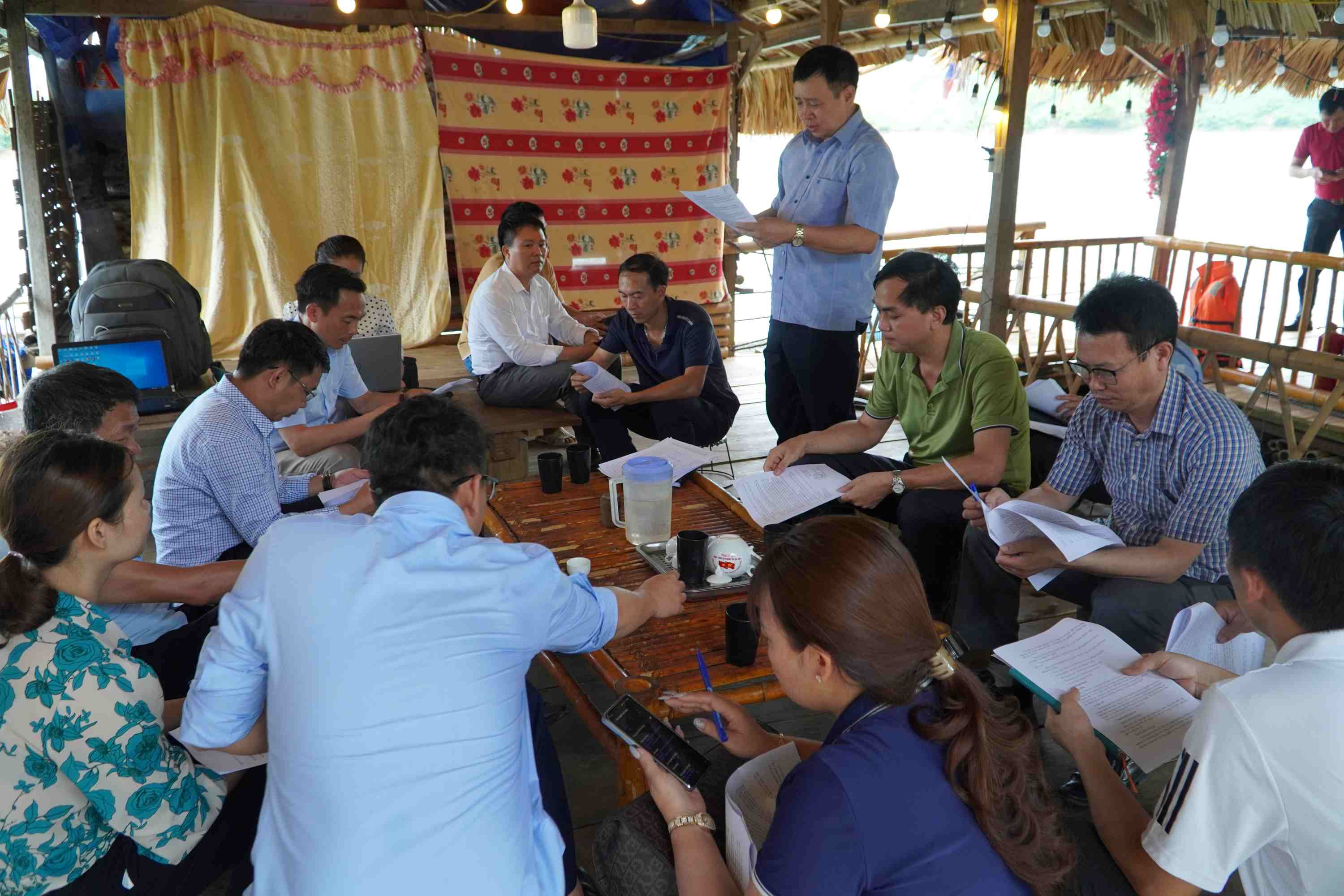 Quang cảnh buổi kiểm tra, làm việc với huyện Nậm Nhùn tại khu vực nuôi thủy sản của HTX Thanh Niên tại bản Nậm Hài, xã Mường Mô.