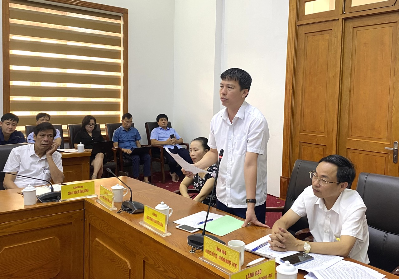 Đại diện Công ty TNHH một thành viên quản lý thủy nông đề xuất UBND tỉnh cấp sớm nguồn kinh phí phục vụ cho công tác đảm bảo tưới tiêu phục vụ sản xuất.  