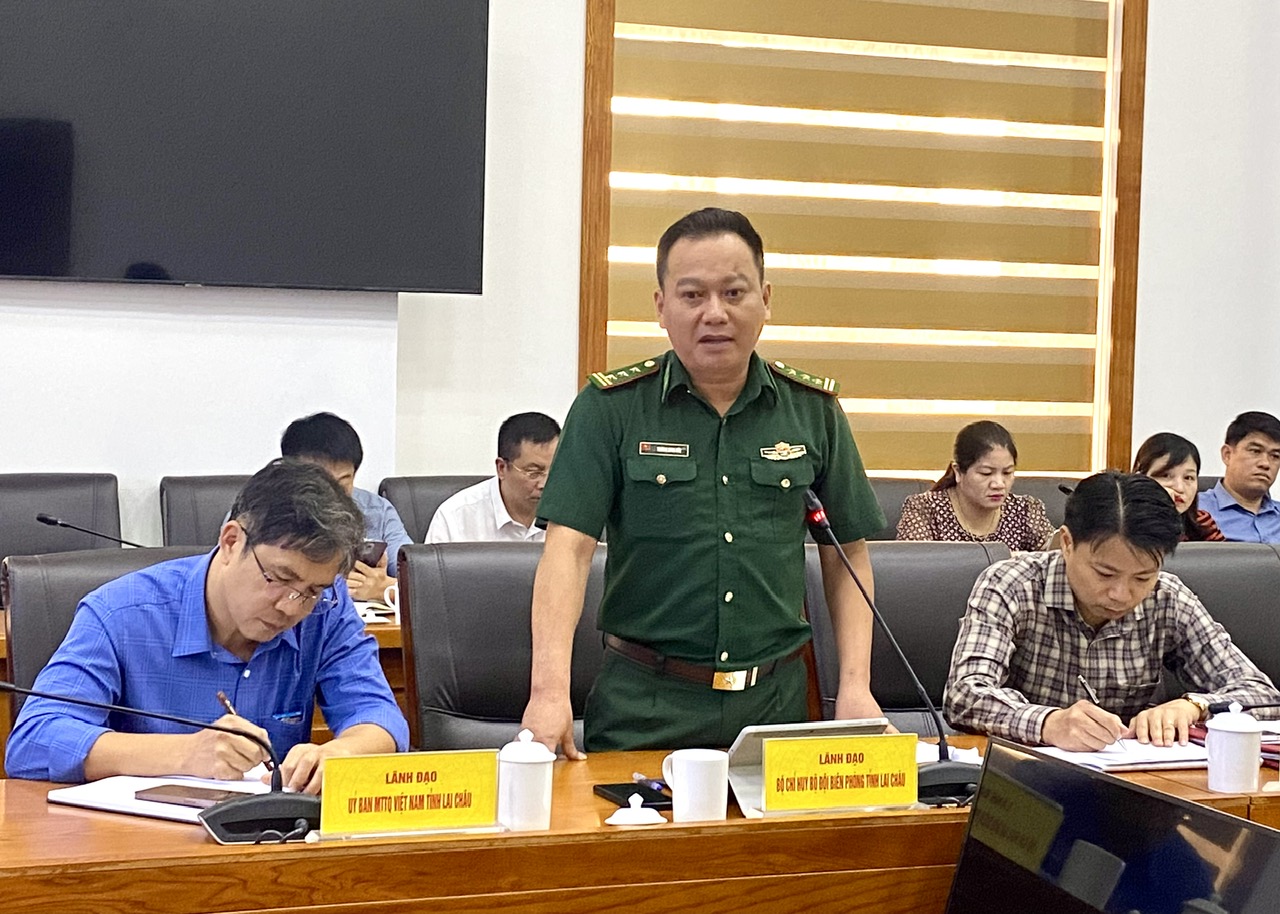 Đại diện Bộ Chỉ huy bộ đội biên phòng tỉnh tham gia ý kiến tại cuộc họp.