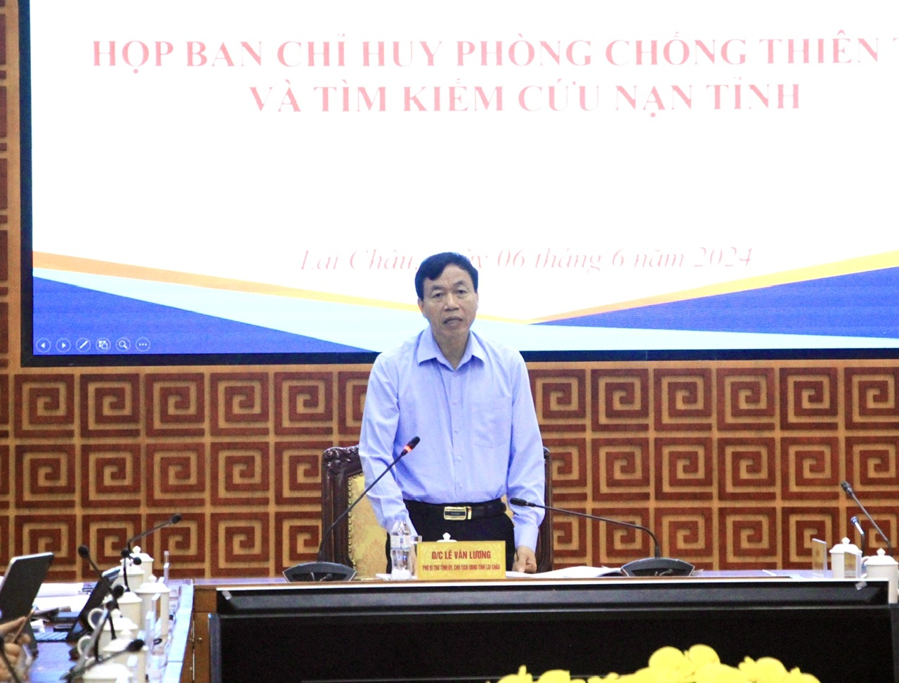 Đồng chí Lê Văn Lương – Phó Bí thư Tỉnh ủy, Chủ tịch UBND tỉnh, Trưởng Ban Chỉ huy PCTT&TKCN tỉnh phát biểu chỉ đạo cuộc họp. 