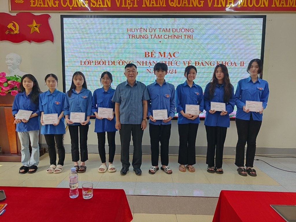 Bồi dưỡng, nâng cao nhận thức về Đảng cho học sinh 