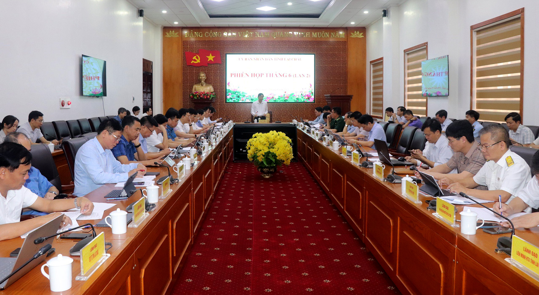 Quang cảnh phiên họp. 