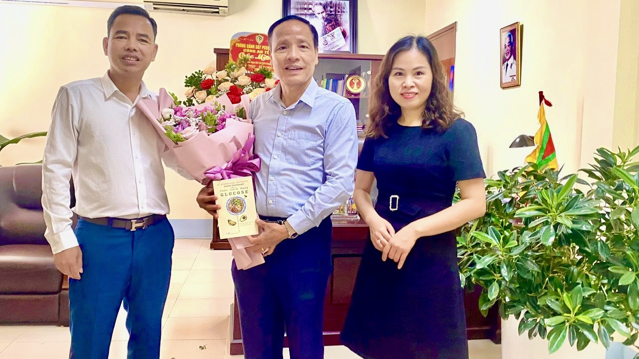 Bộ Trưởng Bộ Thông tin và Truyền thông tặng sách Tổng Biên tập Báo Lai Châu