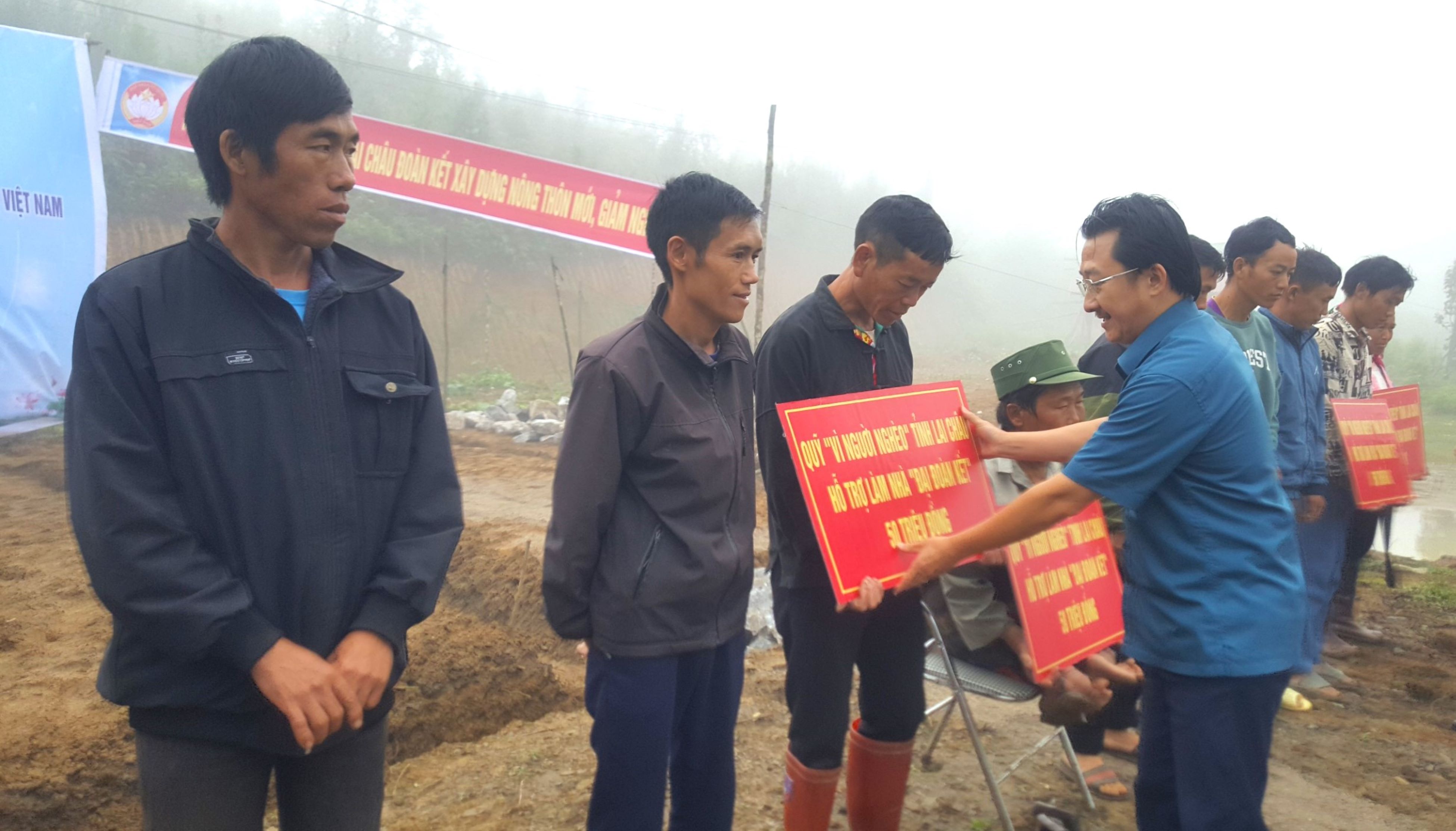 Đồng chí Sùng A Hồ - Uỷ viên Ban Thường vụ Tỉnh uỷ, Chủ tịch MTTQ Việt Nam tỉnh trao số tiền hỗ trợ cho các hộ nghèo xã Sà Dề Phìn.