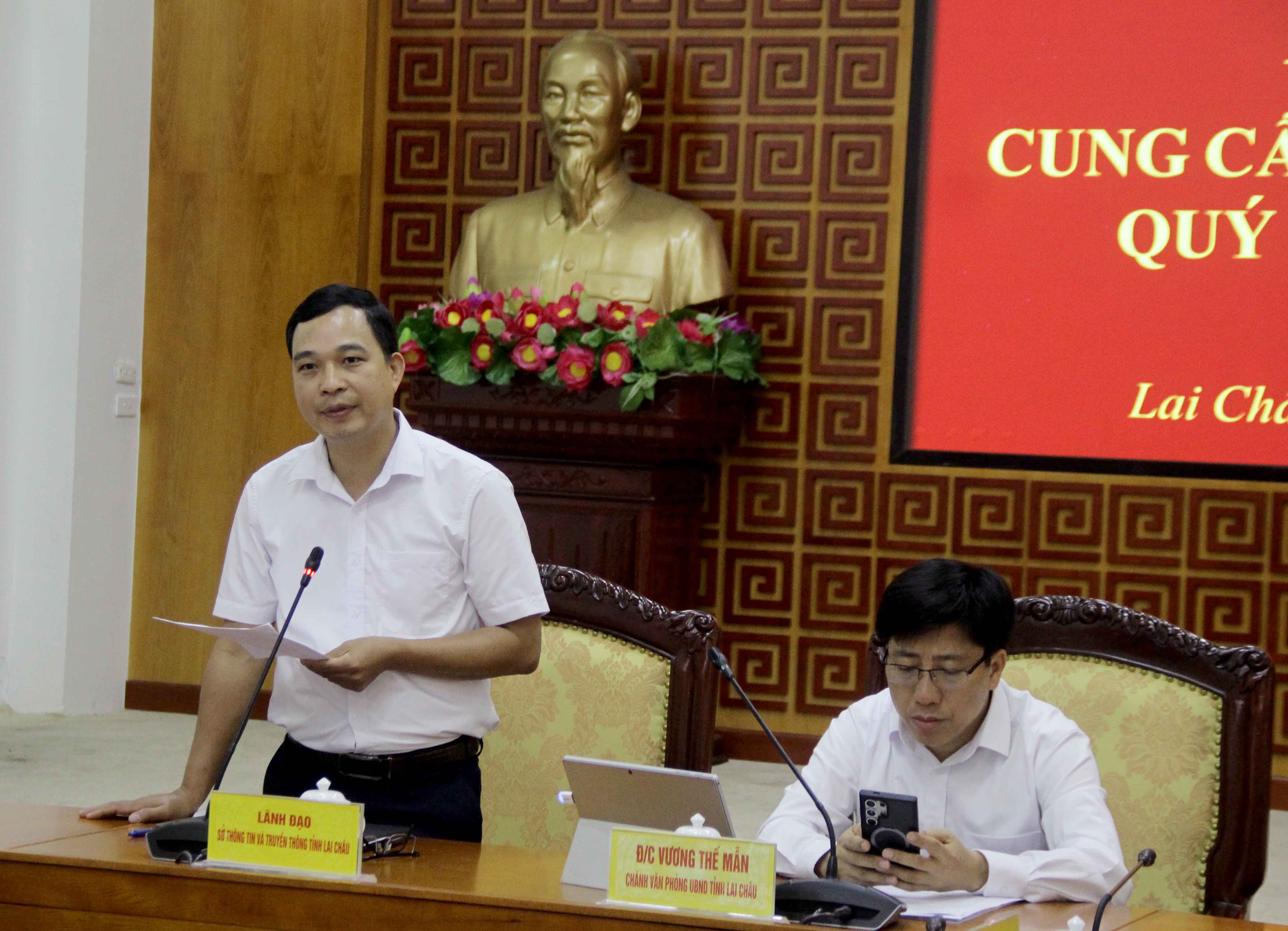 Đồng chí Phạm Quang Cường - Phó Giám đốc Sở Thông tin và Truyền thông thông tin về kinh phí cấp nhuận bút cho phóng viên. 