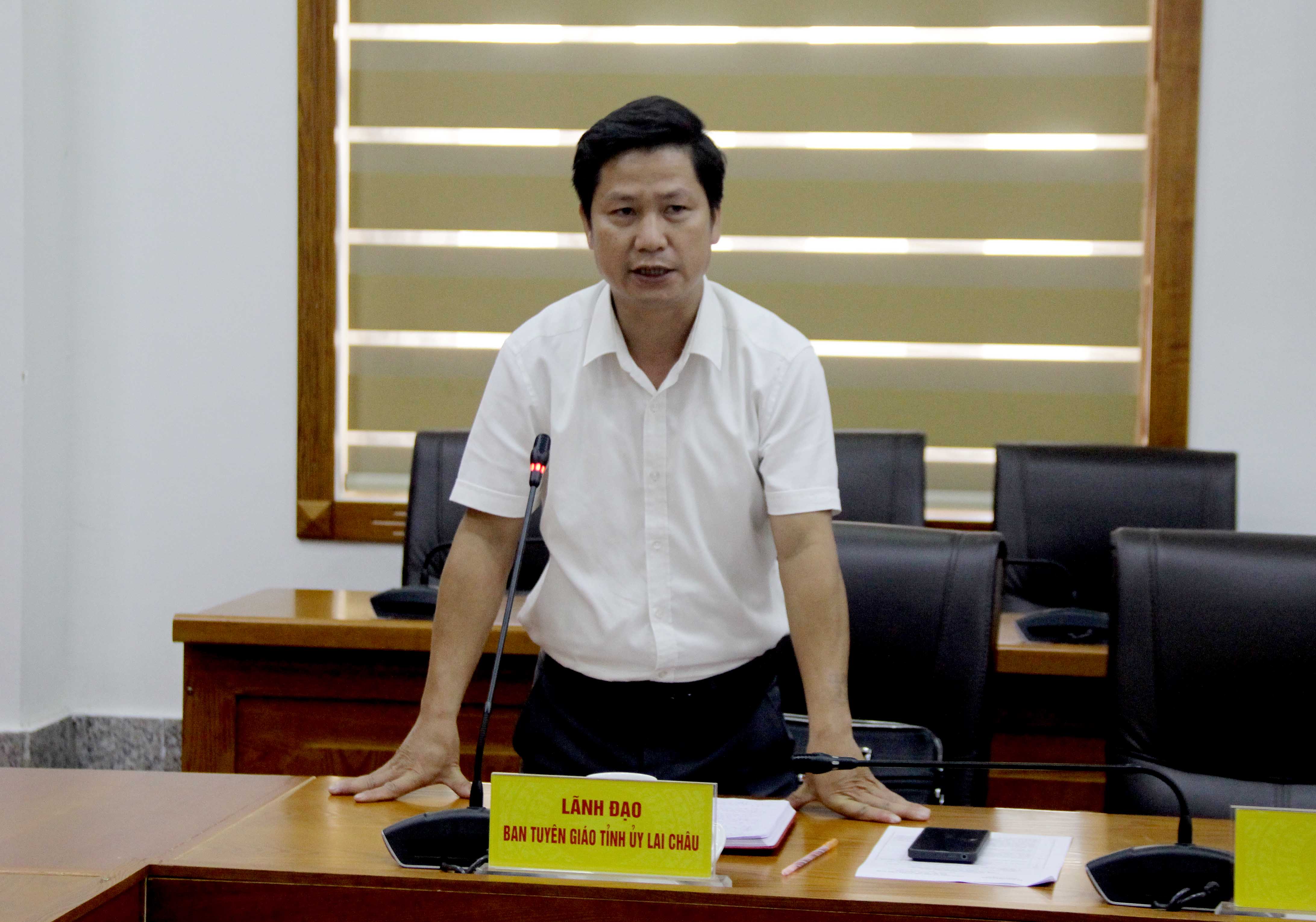 Đồng chí Lý Vần Tải - Phó trưởng Ban Tuyên giáo Tỉnh uỷ phát biểu định hướng tuyên truyền trong thời gian tới. 