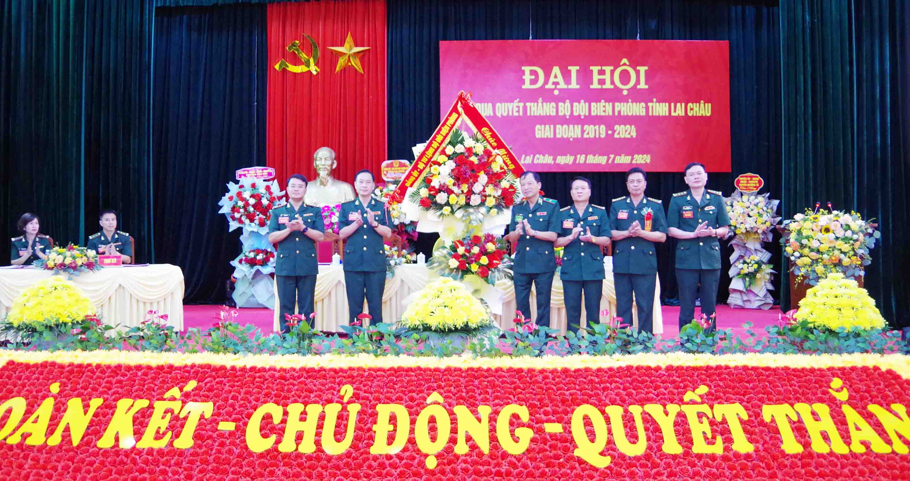 Thiếu tướng Lê Văn Phúc – Phó Tư lệnh BĐBP tặng hoa chúc mừng Đại hội.