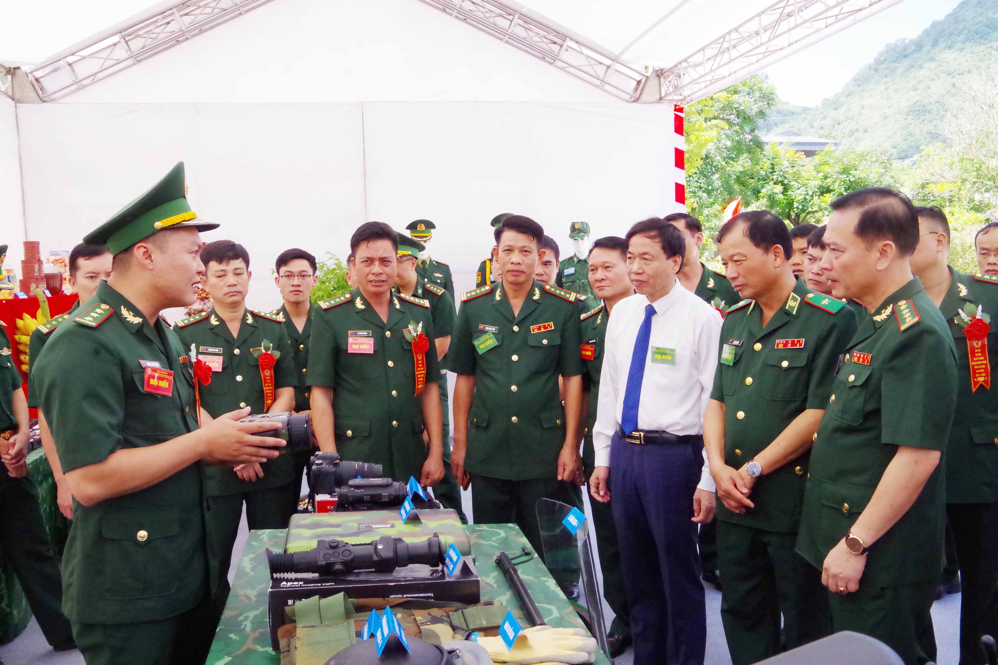 Các đại biểu tham quan gian trưng bày vũ khí, khí tài phục vụ cho công tác đấu tranh phòng chống các loại tội phạm.