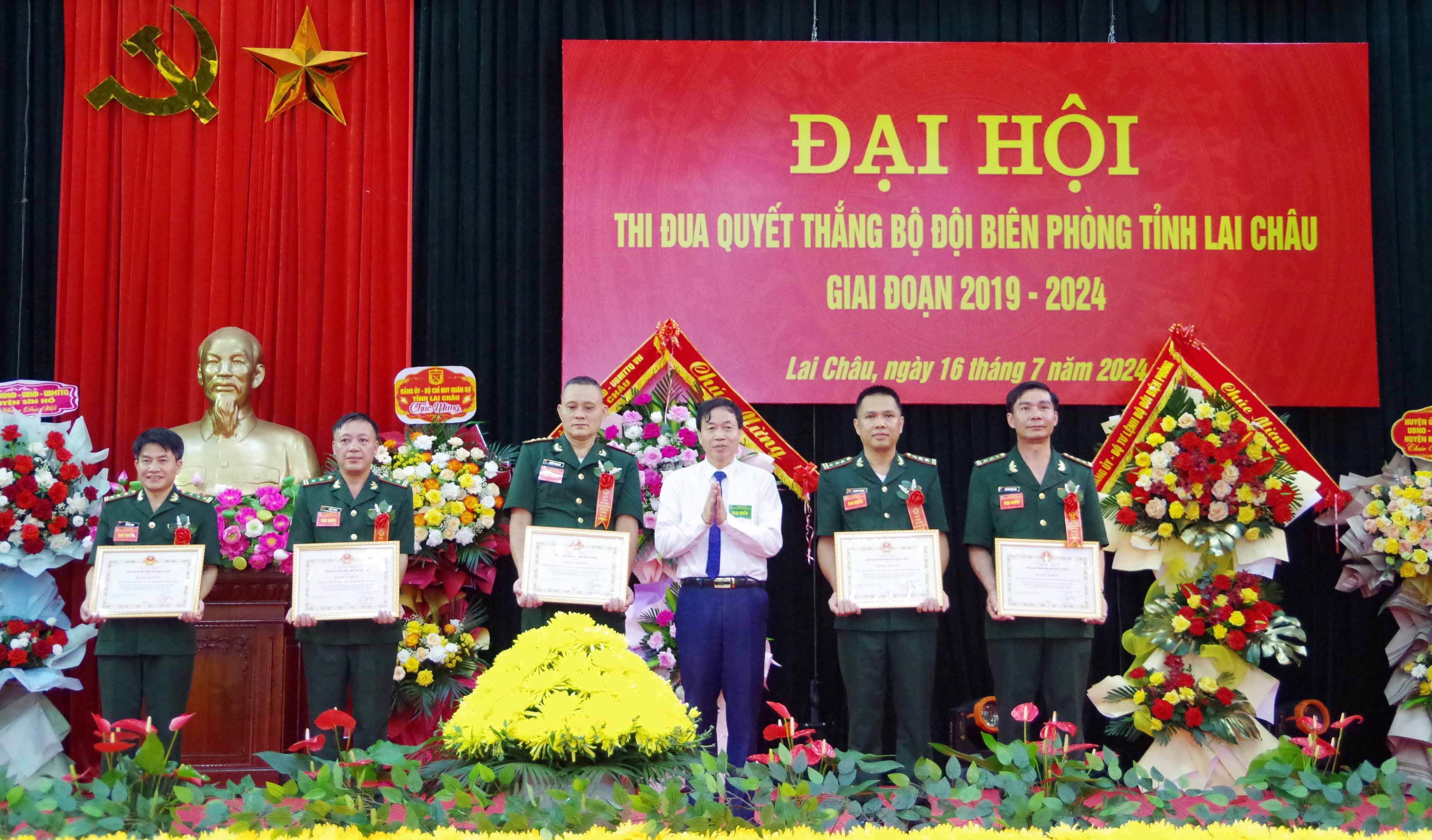 Đồng chí Lê Văn Lương – Phó Bí thư Tỉnh ủy, Chủ tịch UBND tỉnh trao bằng khen cho các tập thể có thành tích xuất sắc trong thực hiện phong trào thi đua cao điểm chào mừng Đại hội TĐQT BĐBP tỉnh giai đoạn 2019-2024.