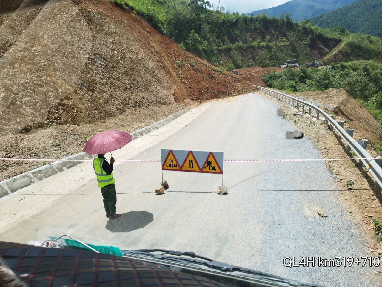 Mưa lớn kéo dài nhiều ngày gây sạt lở đất đá, ách tắc giao thông trên Quốc lộ 4H