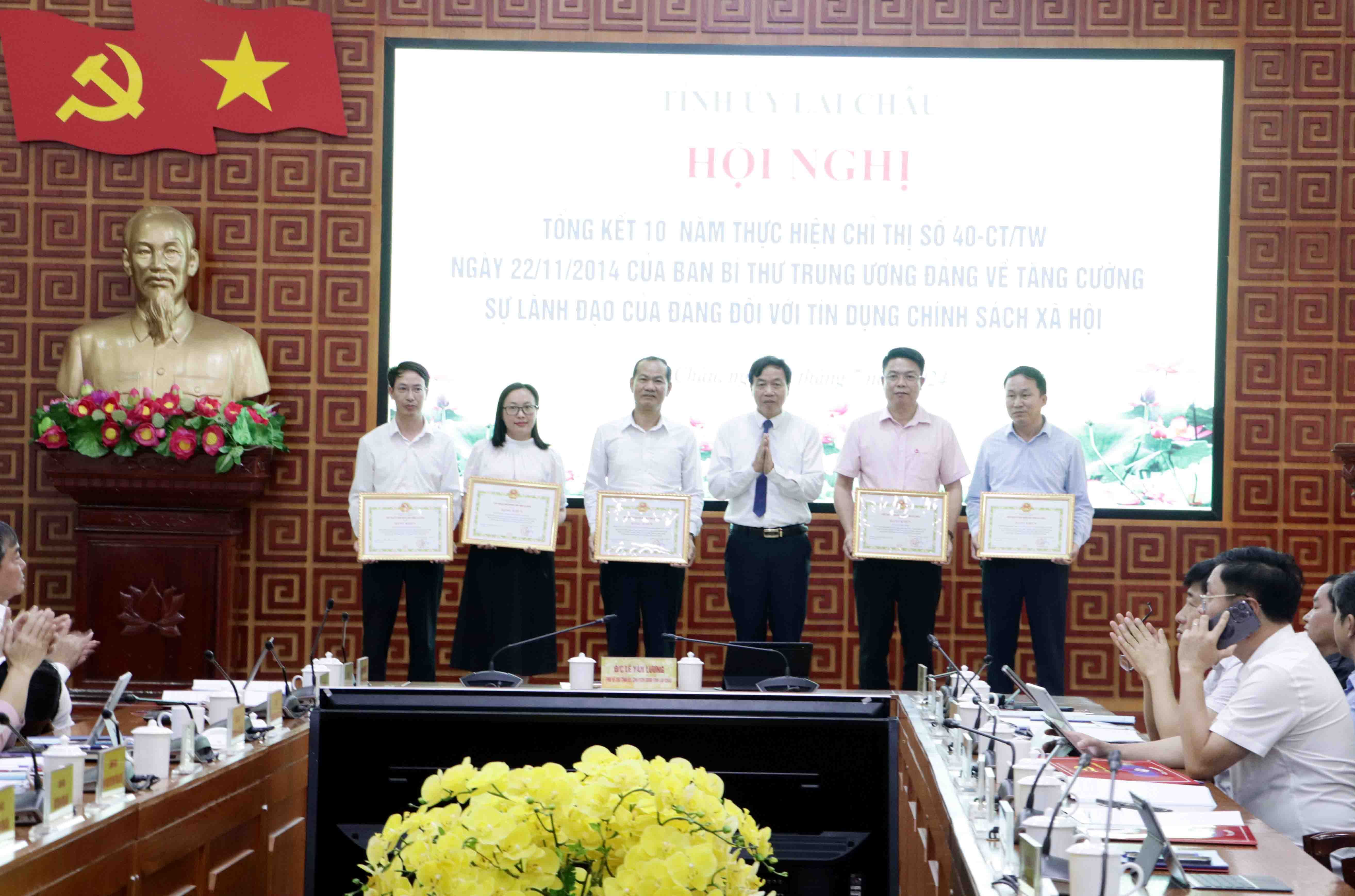Đồng chí Lê Văn Lương – Phó Bí thư Tỉnh ủy, Chủ tịch UBND tỉnh trao bằng khen cho các tập thể có thành tích xuất sắc trong triển khai thực hiện Chỉ thị số 40-CT/TW. 