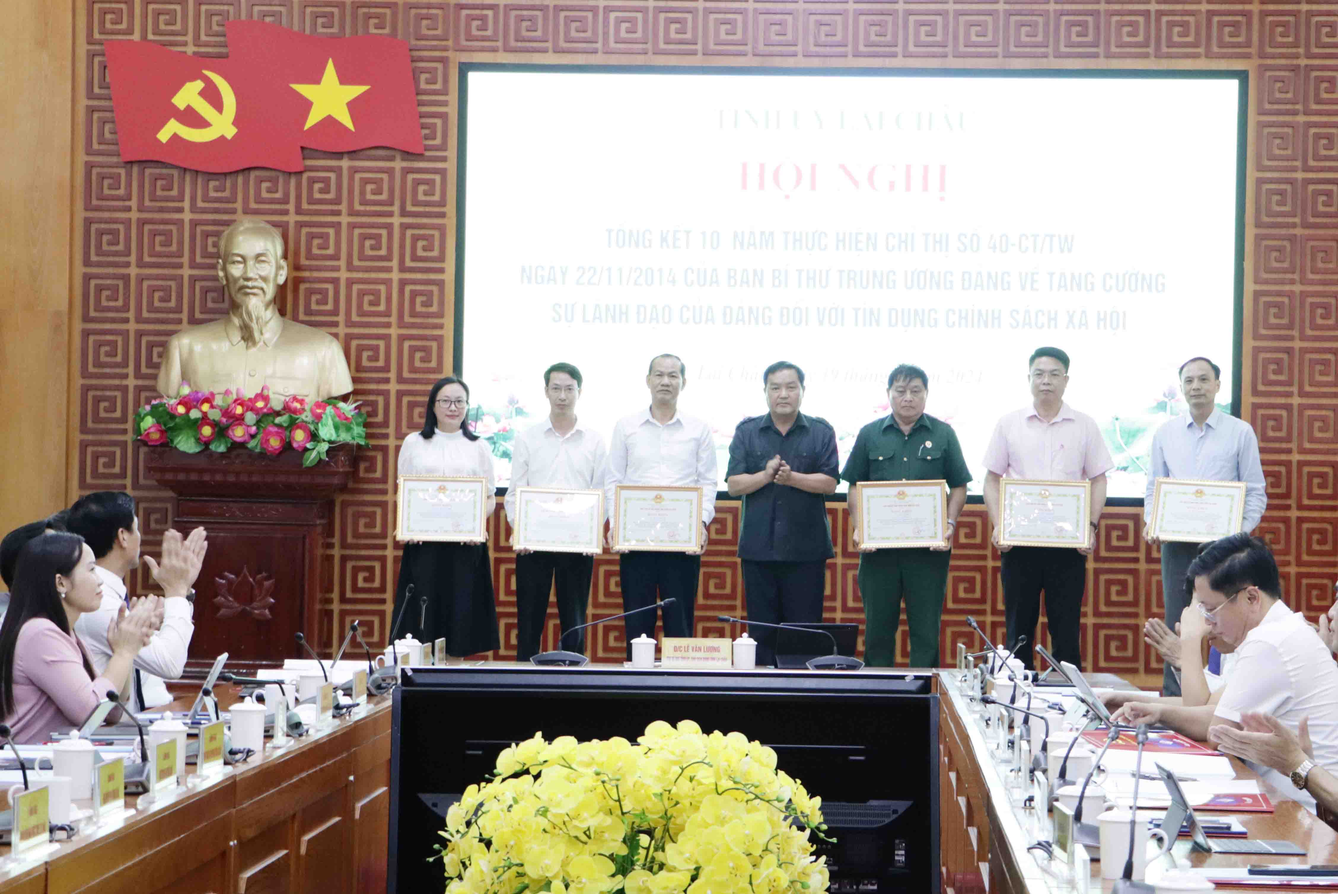 Đồng chí Giàng A Tính - Ủy viên Ban Thường vụ Tỉnh ủy, Phó Chủ tịch UBND tỉnh trao Bằng khen cho các cá nhân có thành tích xuất sắc trong triển khai thực hiện Chỉ thị số 40-CT/TW. 