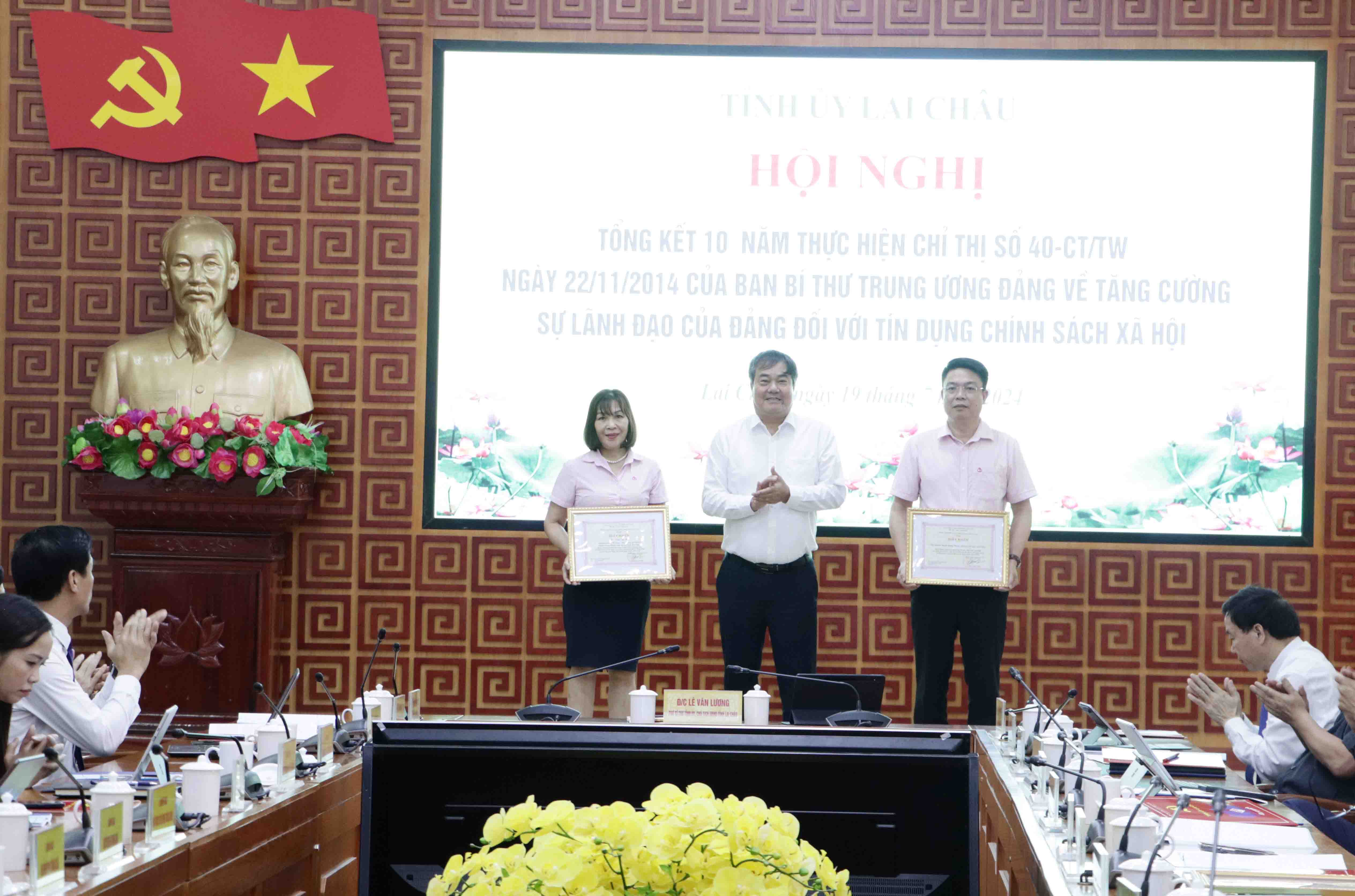 Đồng chí Nguyễn Minh Phương – Phó Bí thư Thường trực Đảng ủy Ngân hàng CSXH Trung ương trao Giấy khen cho tập thể có thành tích xuất sắc trong triển khai thực hiện Chỉ thị số 40-CT/TW. 