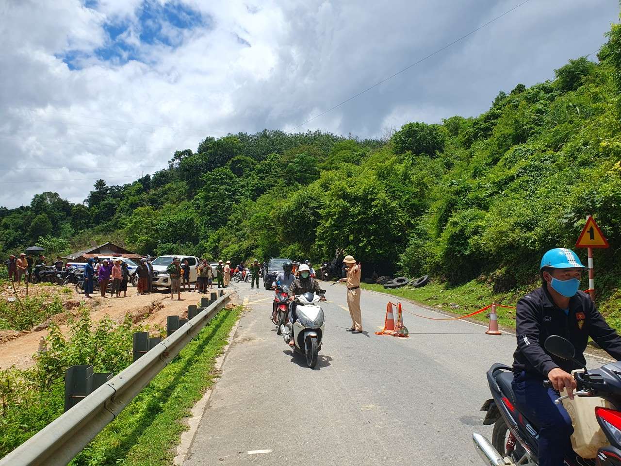 Cán bộ, chiến sĩ Đội Cảnh sát giao thông đường thủy thủy thuộc Phòng Cảnh sát giao thông (Công an tỉnh) phân luồng đảm bảo an toàn giao thông cho người và phương tiện tại vị trí sạt lở.