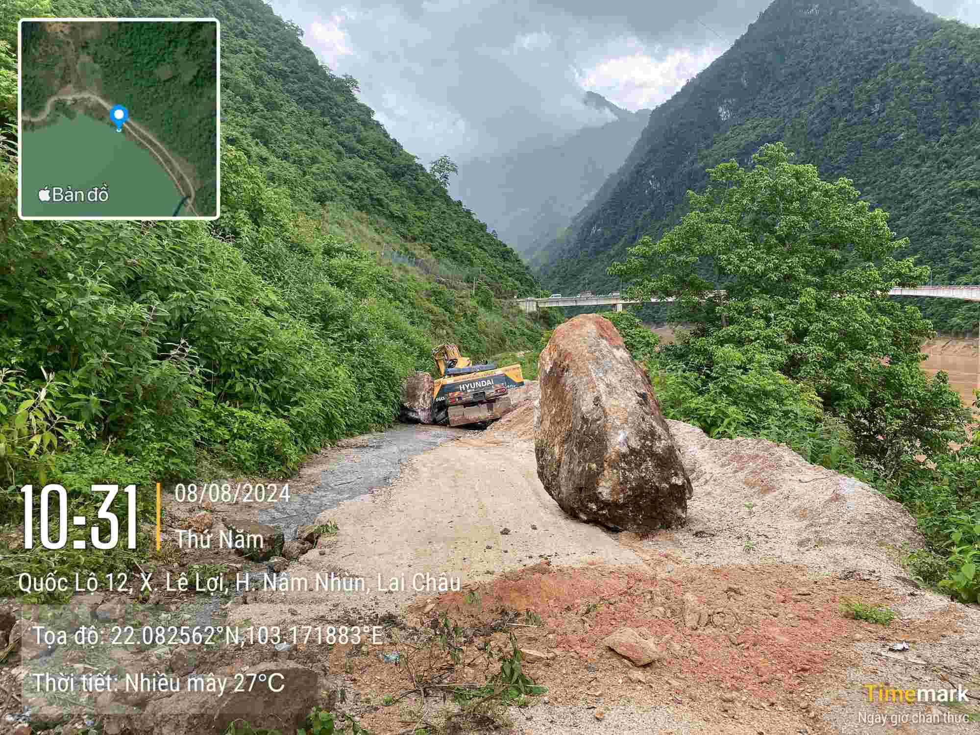 Đất đá sạt lở làm một người chế và hư hỏng một máy xúc. 