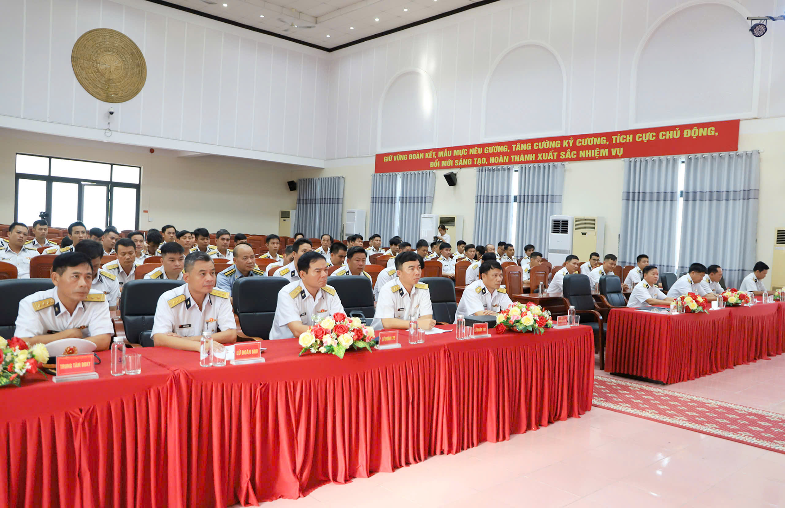 Các đại biểu dự khai mại hội thi. 