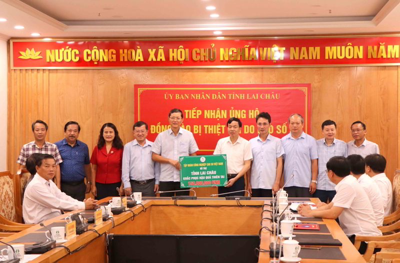 Tập đoàn Công nghiệp Cao su Việt Nam thăm và ủng hộ đồng bào bị thiệt hại do bão số 3