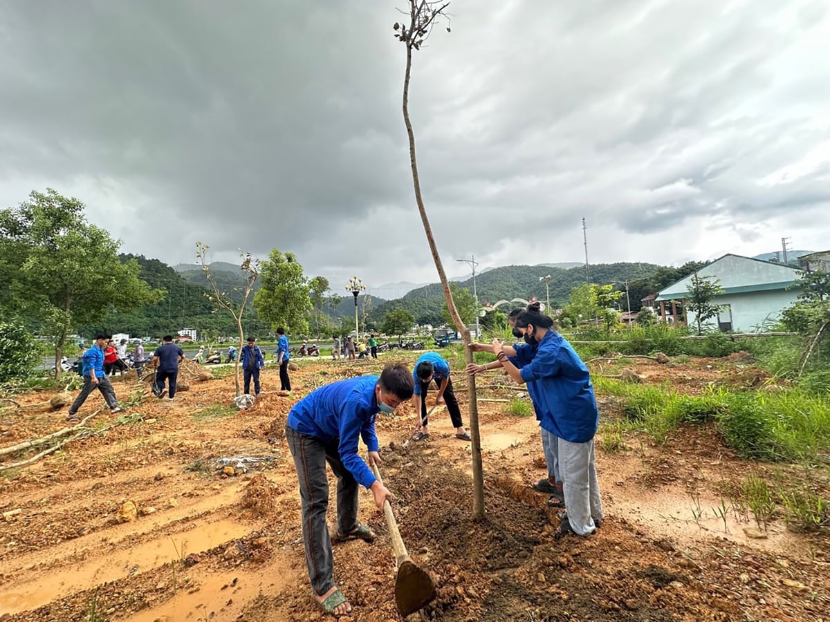 Góp sức trẻ  xây dựng, bảo vệ và phát triển quê hương