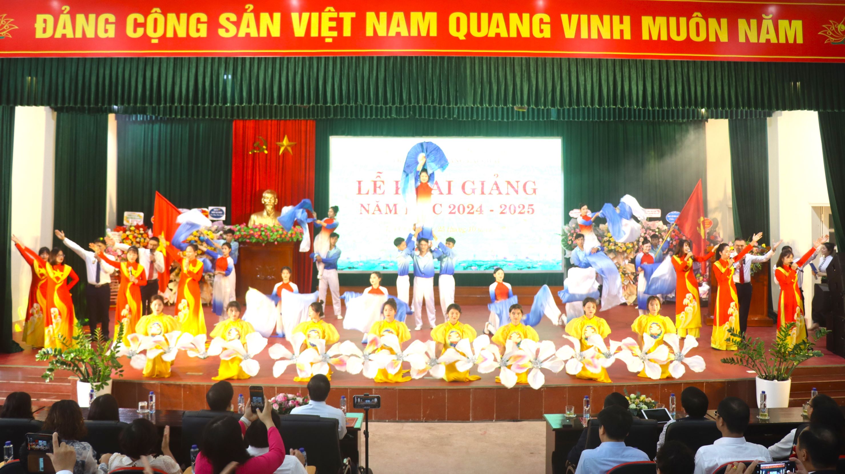 Văn nghệ chào mừng. Văn nghệ chào mừng.