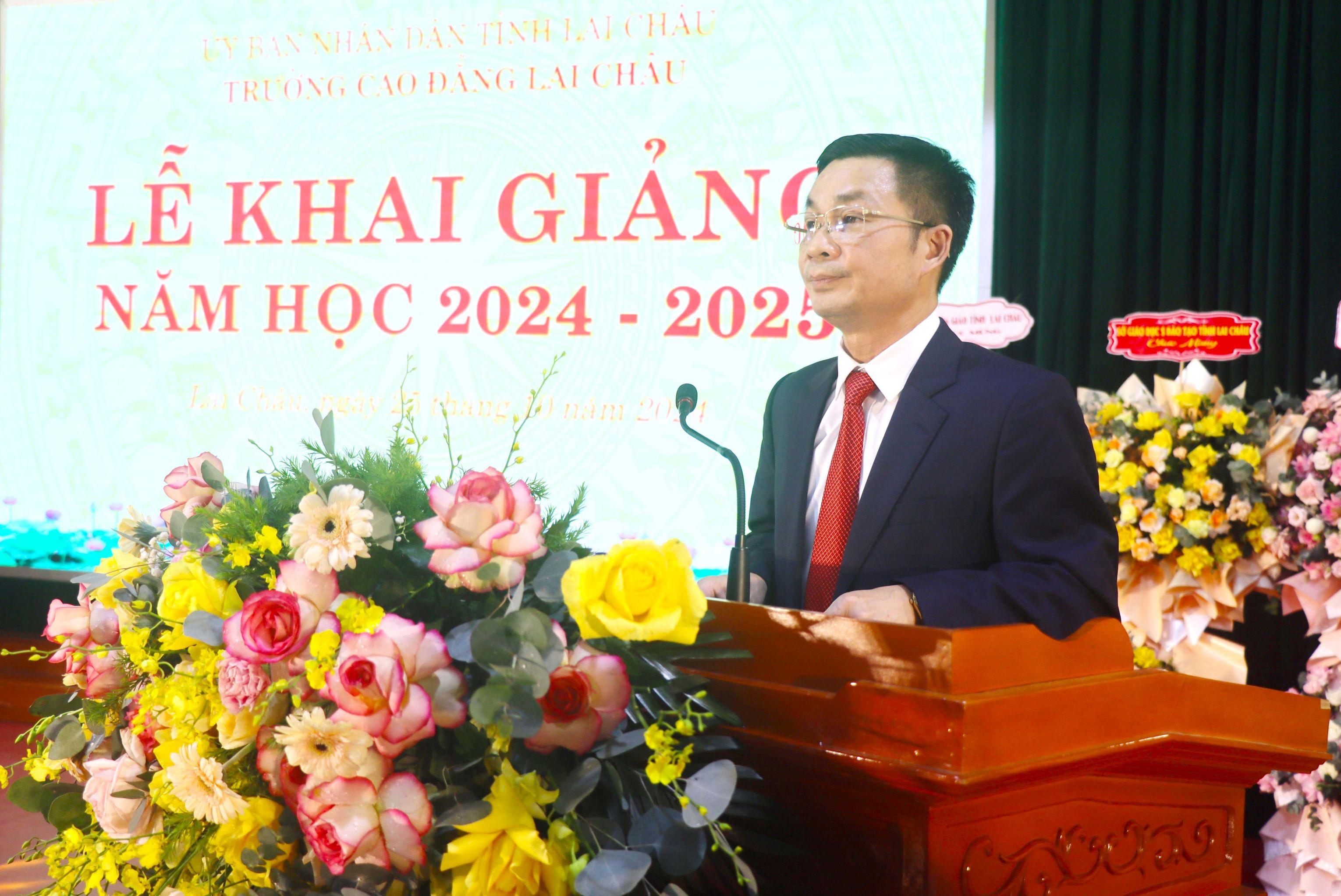 Đồng chí Lò Việt Tuyển - Hiệu trưởng nhà trường phát biểu diễn văn khai giảng. Đồng chí Lò Việt Tuyển - Hiệu trưởng nhà trường phát biểu diễn văn khai giảng.