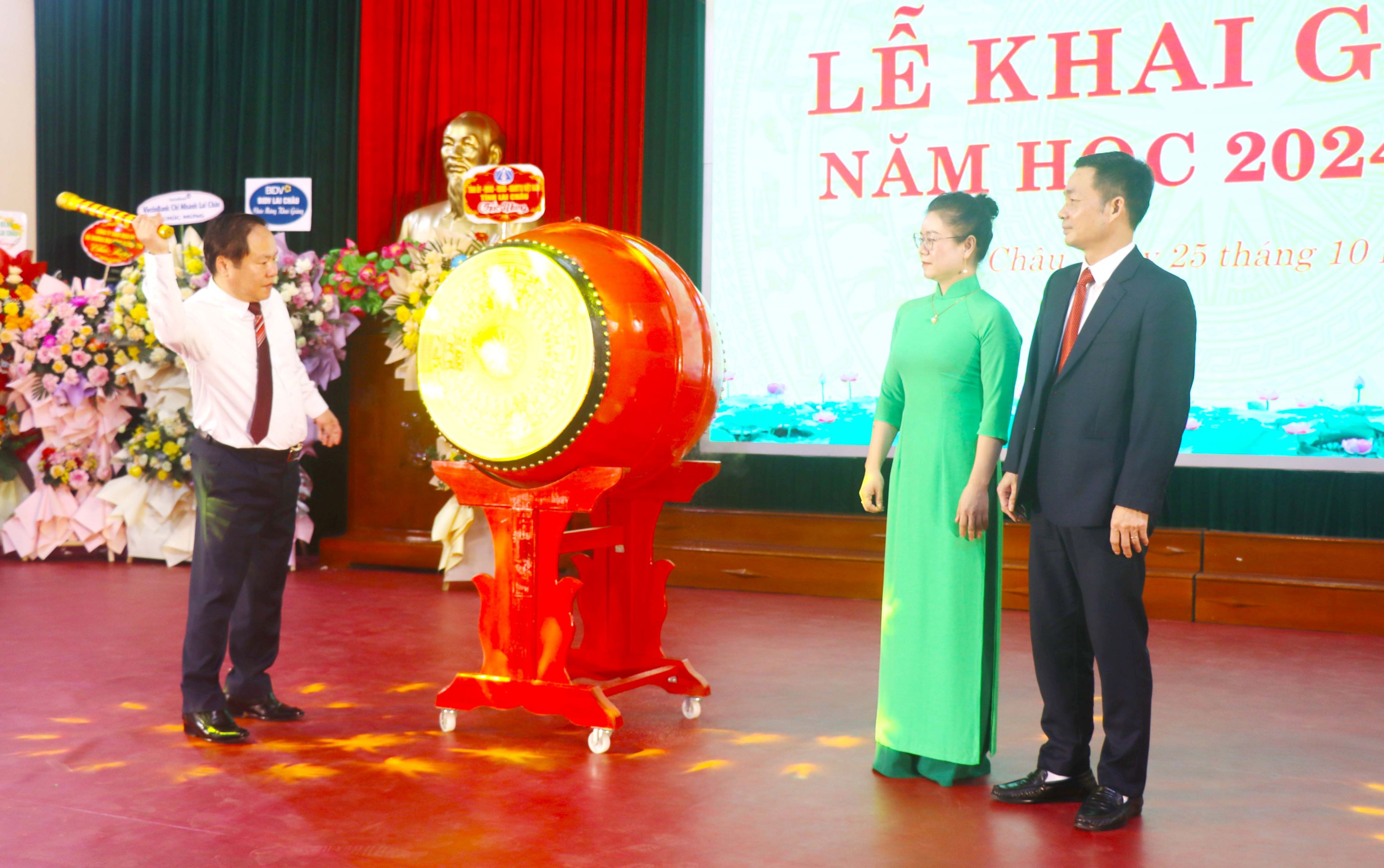 đồng chí Tống Thanh Hải – Uỷ viên Ban Thường vụ Tỉnh ủy, Phó Chủ tịch Thường trực UBND tỉnh đánh trống khai giảng năm học mới. đồng chí Tống Thanh Hải – Uỷ viên Ban Thường vụ Tỉnh ủy, Phó Chủ tịch Thường trực UBND tỉnh đánh trống khai giảng năm học mới.