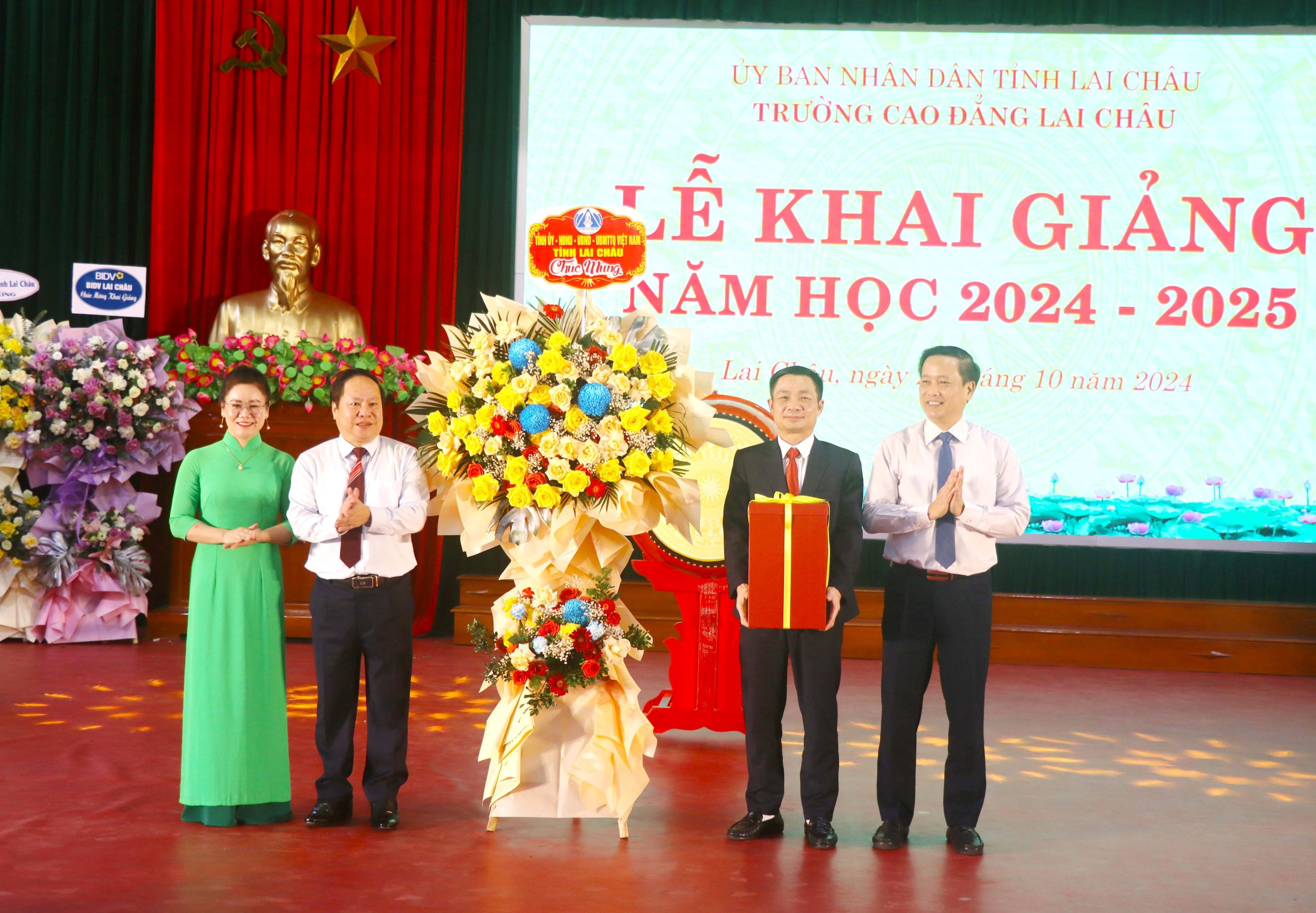 Các đồng chí: Tống Thanh Hải - Uỷ viên Ban Thường vụ Tỉnh uỷ, Phó Chủ tịc Thường trực UBND tỉnh; Lê Đức Dục - Uỷ viên Ban Thường vụ Tỉnh uỷ, Trưởng Ban Tuyên giáo Tỉnh uỷ tặng hoa và quà lưu niệm cho đơn vị nhà trường. Các đồng chí: Tống Thanh Hải - Uỷ viên Ban Thường vụ Tỉnh uỷ, Phó Chủ tịc Thường trực UBND tỉnh; Lê Đức Dục - Uỷ viên Ban Thường vụ Tỉnh uỷ, Trưởng Ban Tuyên giáo Tỉnh uỷ tặng hoa và quà lưu niệm cho đơn vị nhà trường.