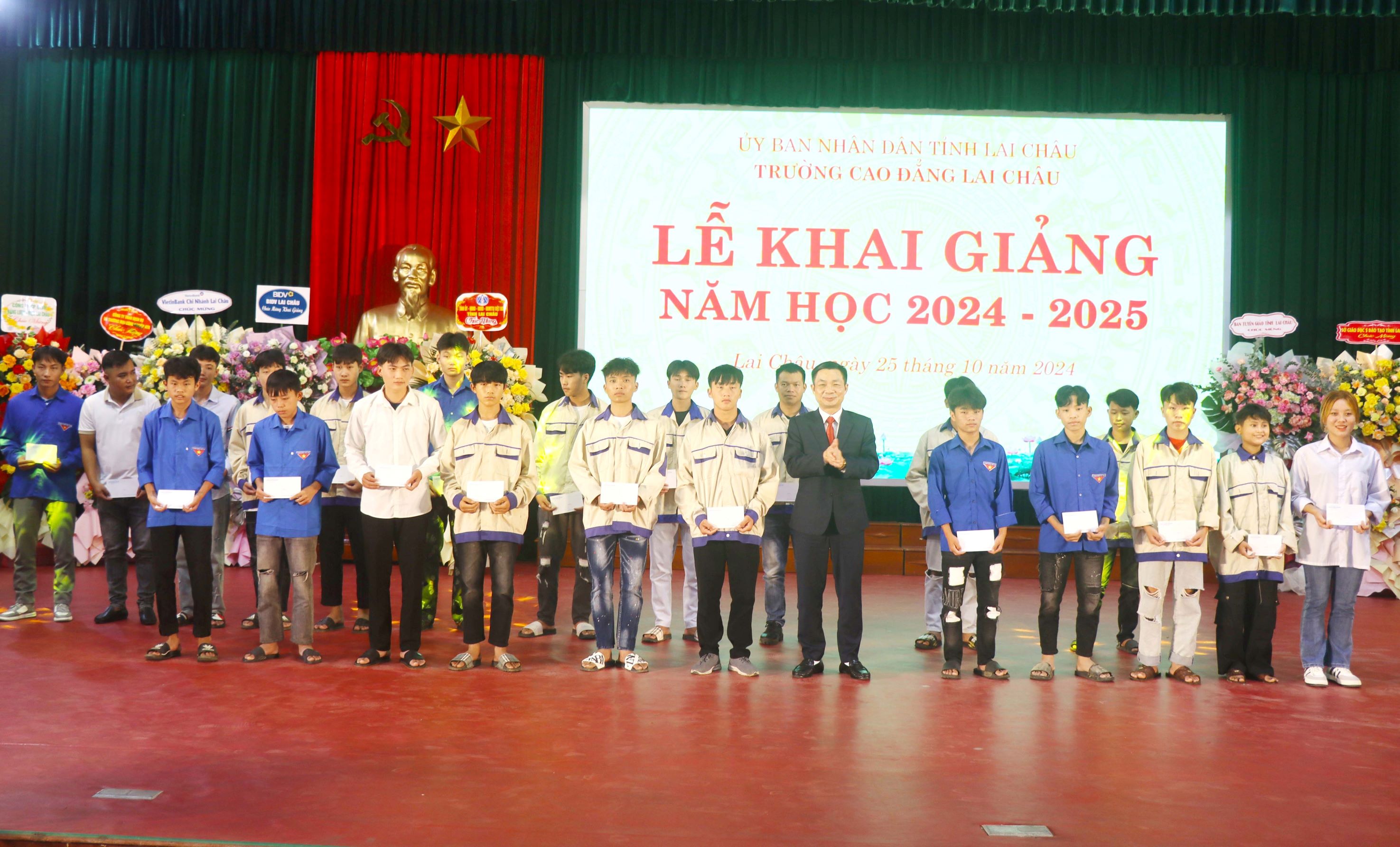 Lãnh đạo nhà trường trao suất học bổng cho HSSV có hoàn cảnh khó khăn. Lãnh đạo nhà trường trao suất học bổng cho HSSV có hoàn cảnh khó khăn.