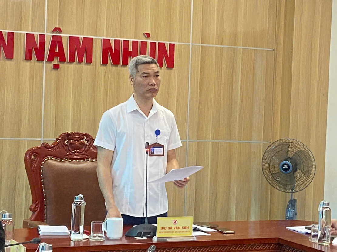 Đồng chí chí Hà Văn Sơn – Chủ tịch UBND huyện Nậm Nhùn phát biểu kết luận Hội nghị.