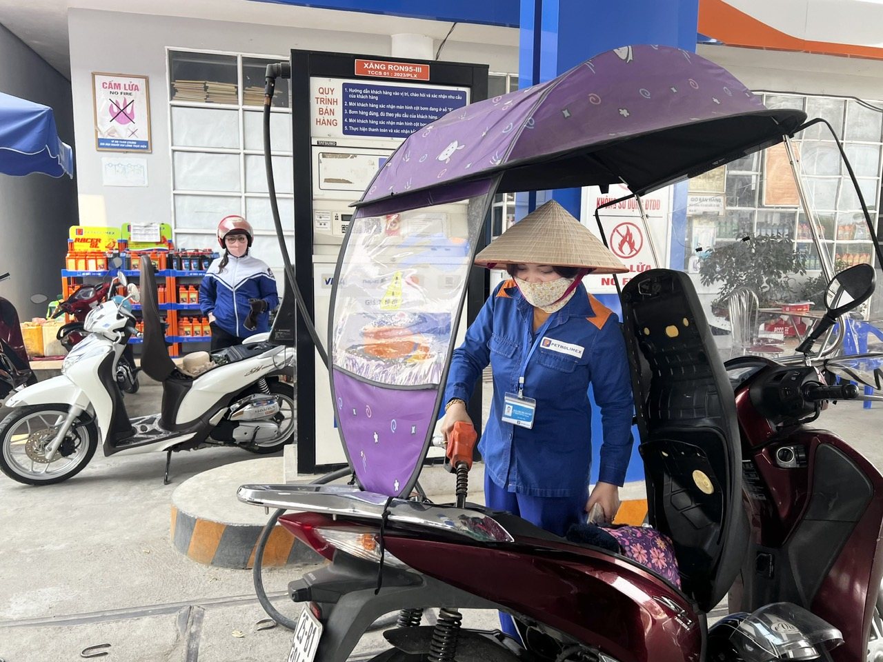 Giá xăng RON 95 tăng lần thứ 2 liên tiếp, lên 21.000 đồng/lít