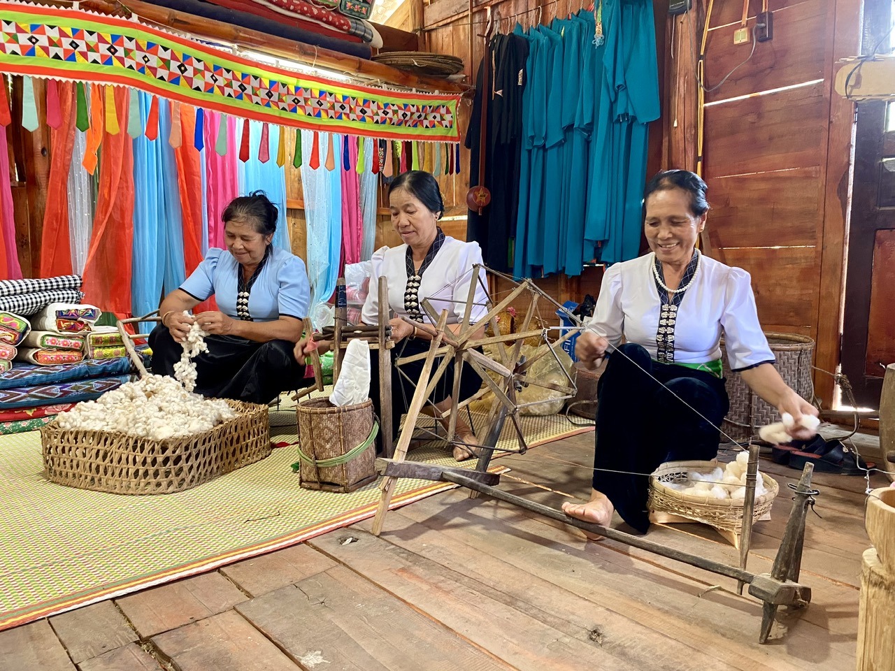 Người cao tuổi thôn Đoàn Kết, thị trấn Phong Thổ tham gia giữ gìn bản sắc văn hóa dân tộc.