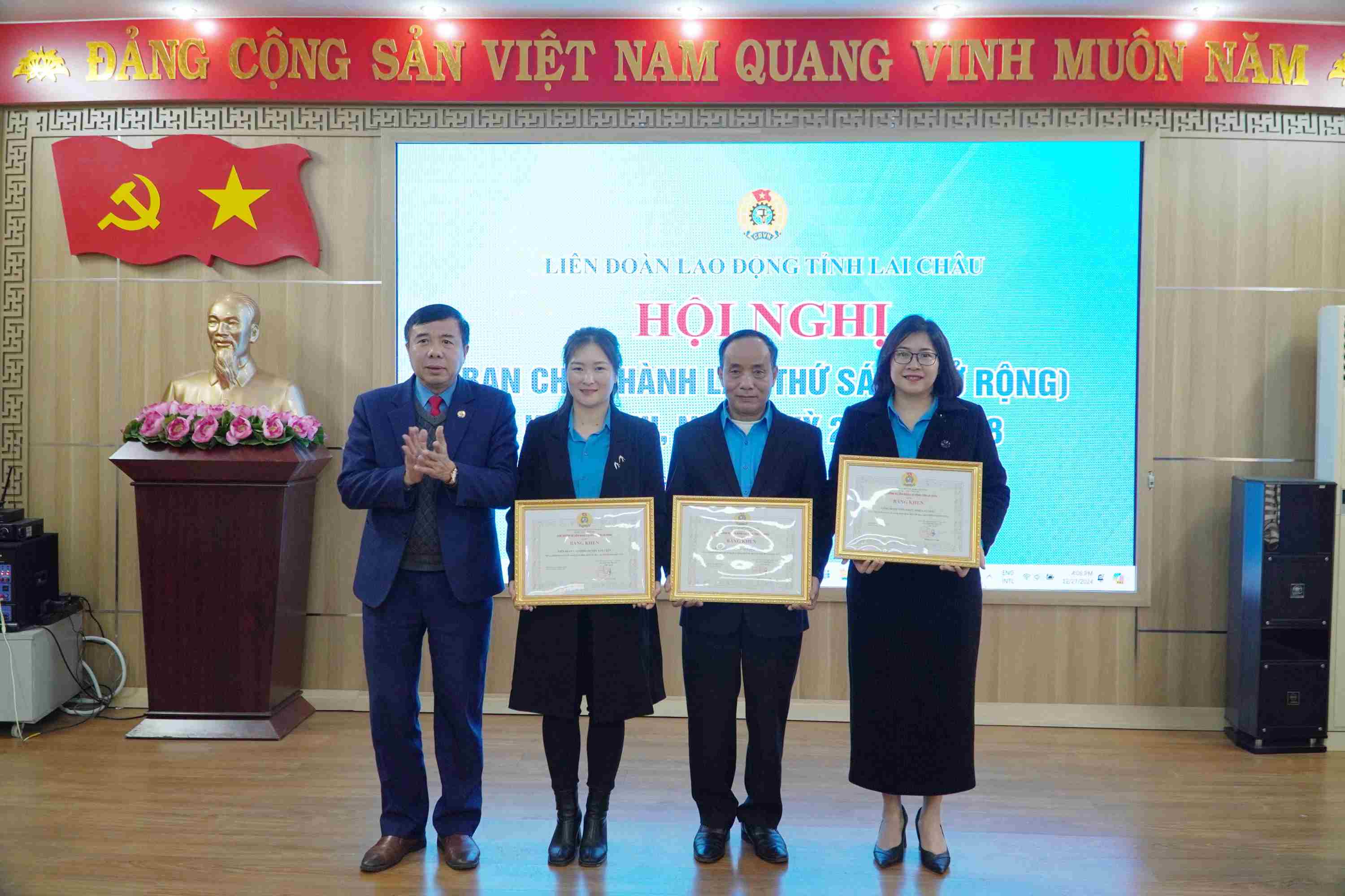 BCH LĐLĐ tỉnh tặng Bằng khen cho 3 tập thể có thành tích xuất sắc trong hoạt động Khối thi đua của LĐLĐ tỉnh năm 2024.
