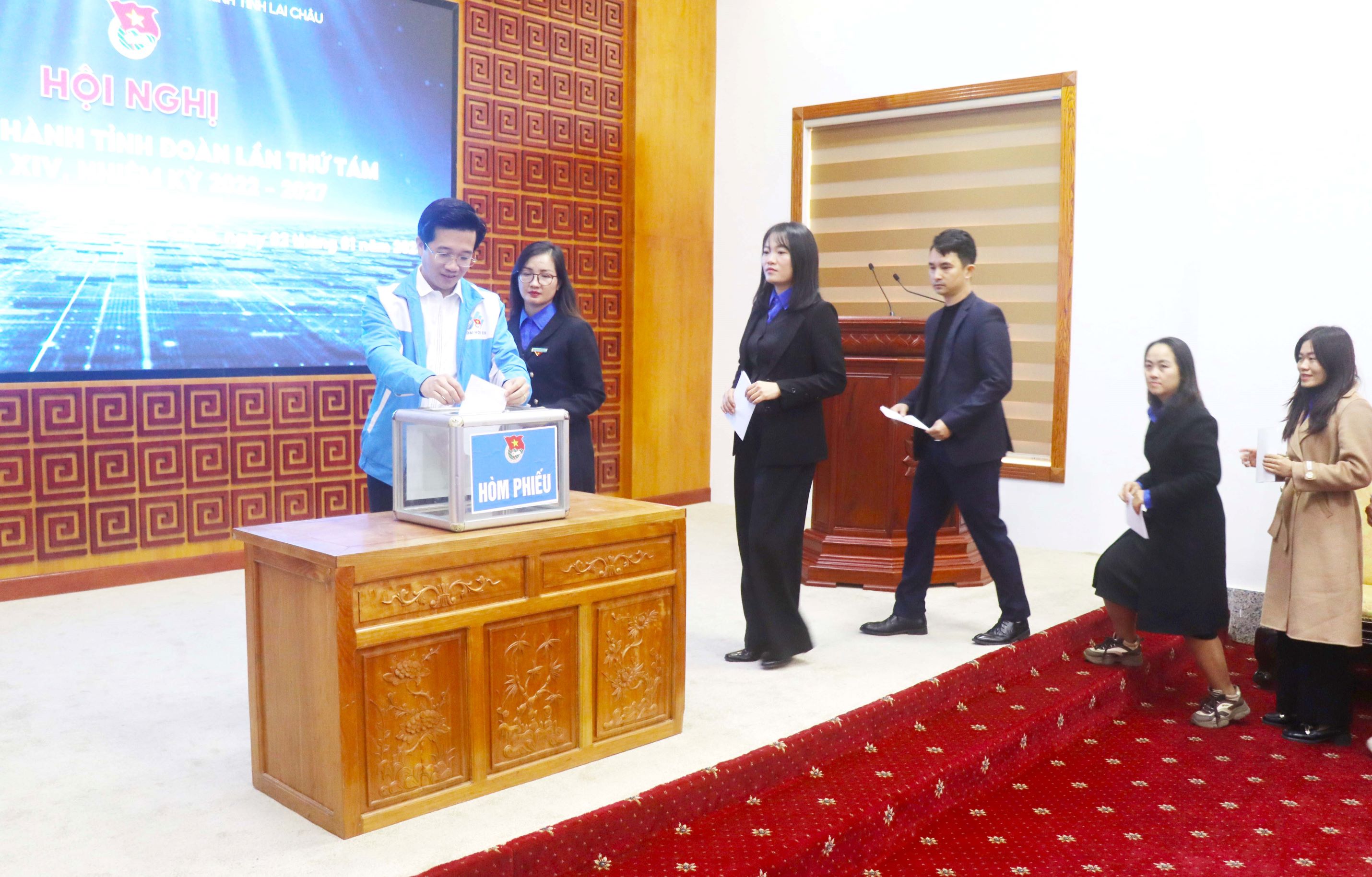 Các đồng chí Ban Chấp hành Tỉnh Đoàn bầu bổ sung Phó Bí thư Tỉnh Đoàn khoá XIV.